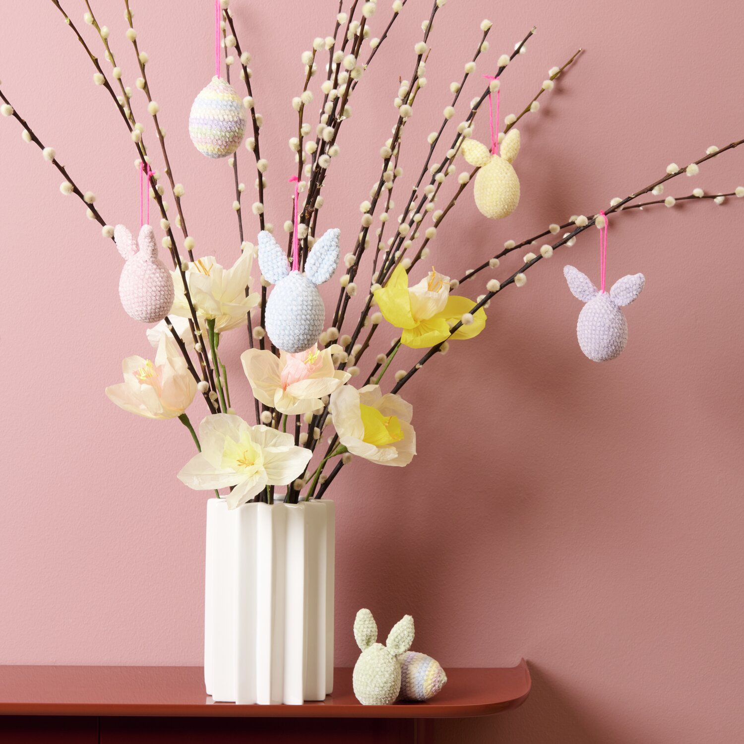 Häkelset Ricorumi Nilli Nilli Ostereier: Bunte gehäkelte Ostereier und Hasenohren an Zweigen in Vase.
