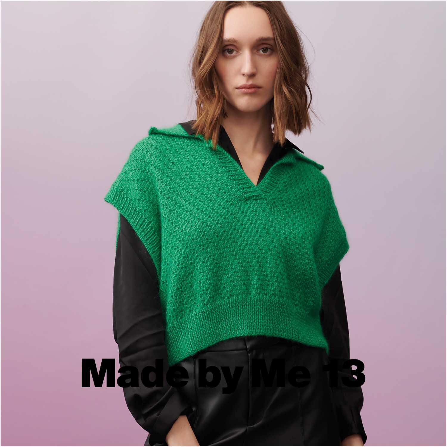 Luxury Crazy Composition aran: Frau trägt grünen Strickpullover von Rico Design, stilvoll kombiniert mit schwarzem Hemd.