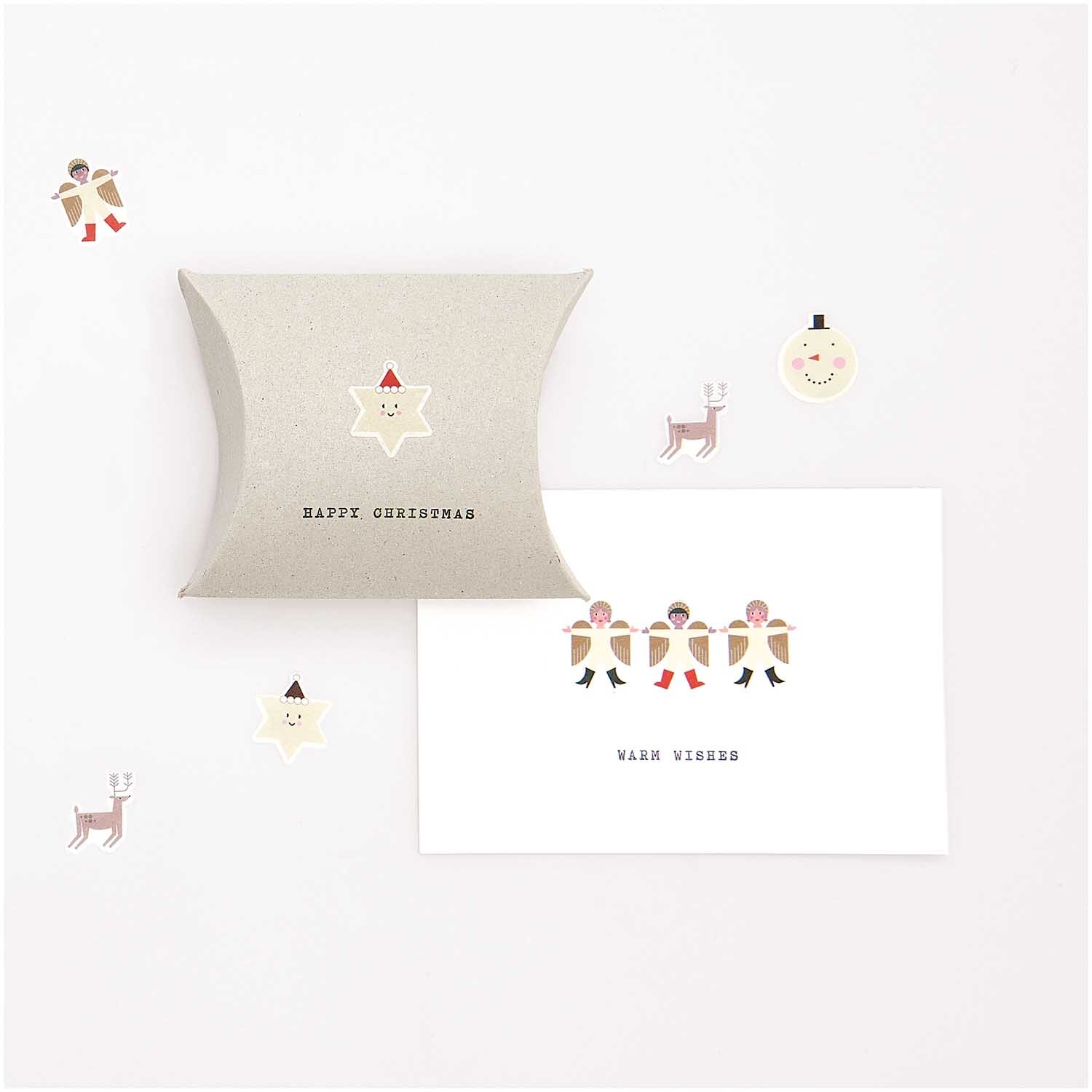 Paper Poetry Washi Sticker zeigen weihnachtliche Figuren auf einer Karte und Geschenkbox. Markenname: Rico Design.