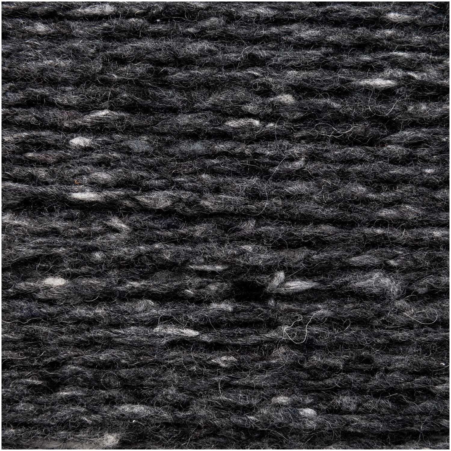 Fashion Modern Tweed aran: Nahaufnahme von grauem Garn mit melierter Struktur, 50g 95m, von Rico Design.