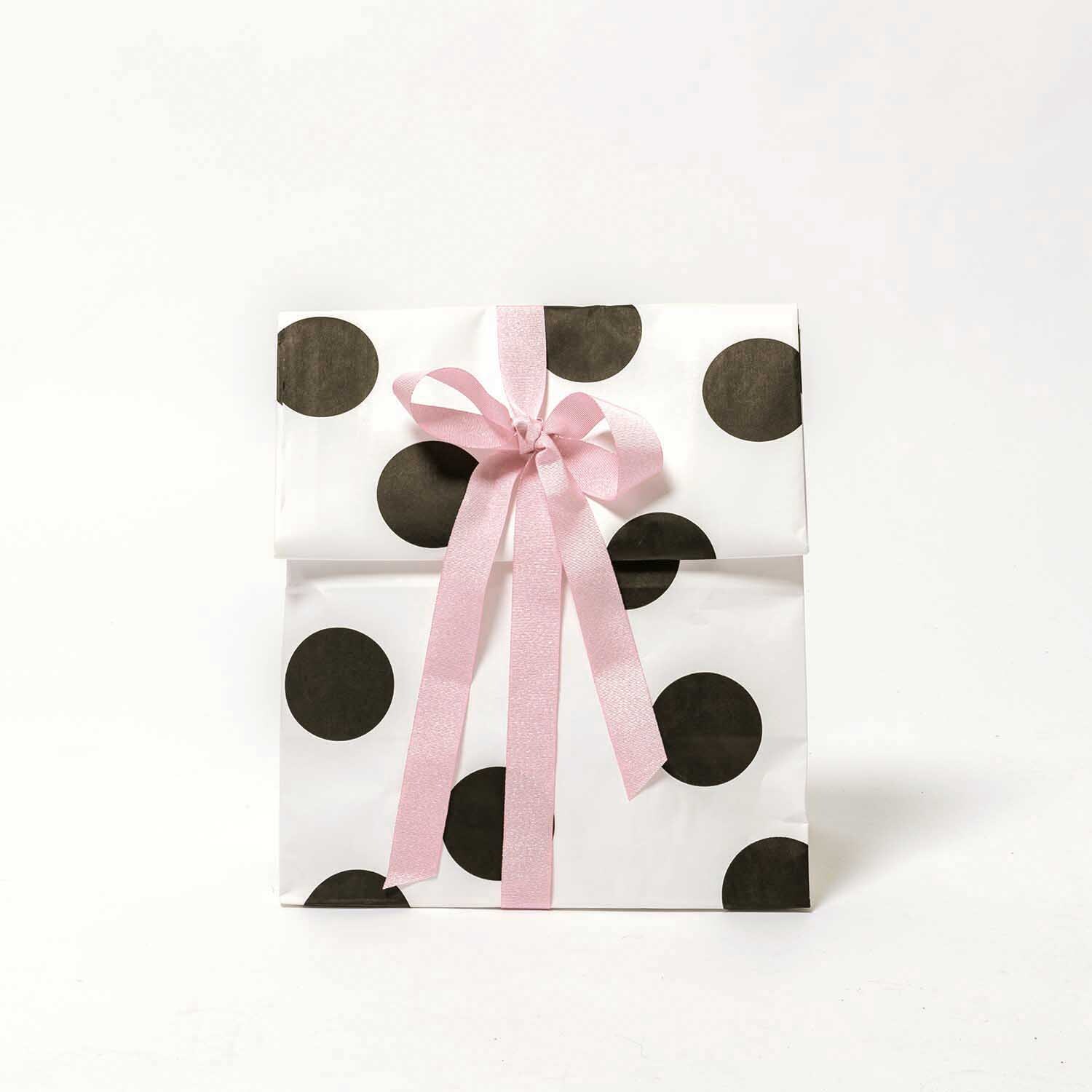 Paper Poetry Ripsband Lurex verziert eine gepunktete Geschenkverpackung mit einer rosa Schleife. Ideal für kreative Dekorationen.