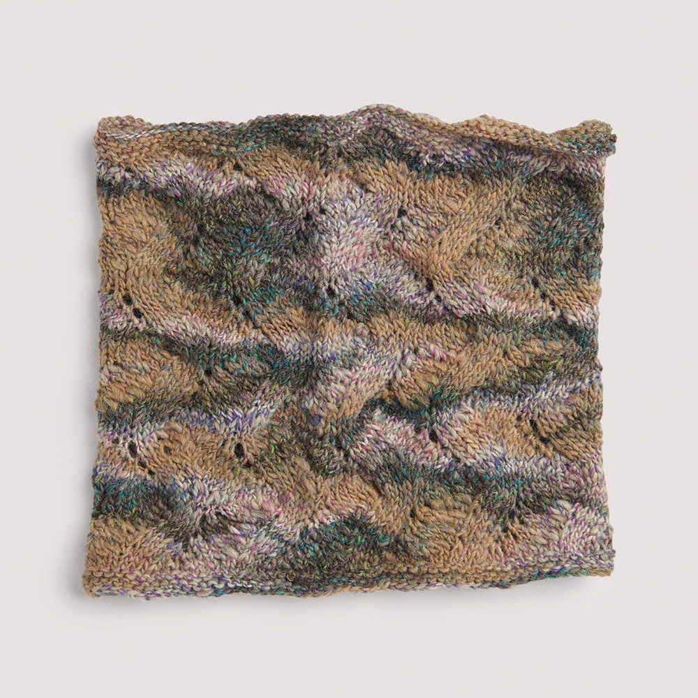 Loop Schal auf grauem Hintergrund – zum Strickset