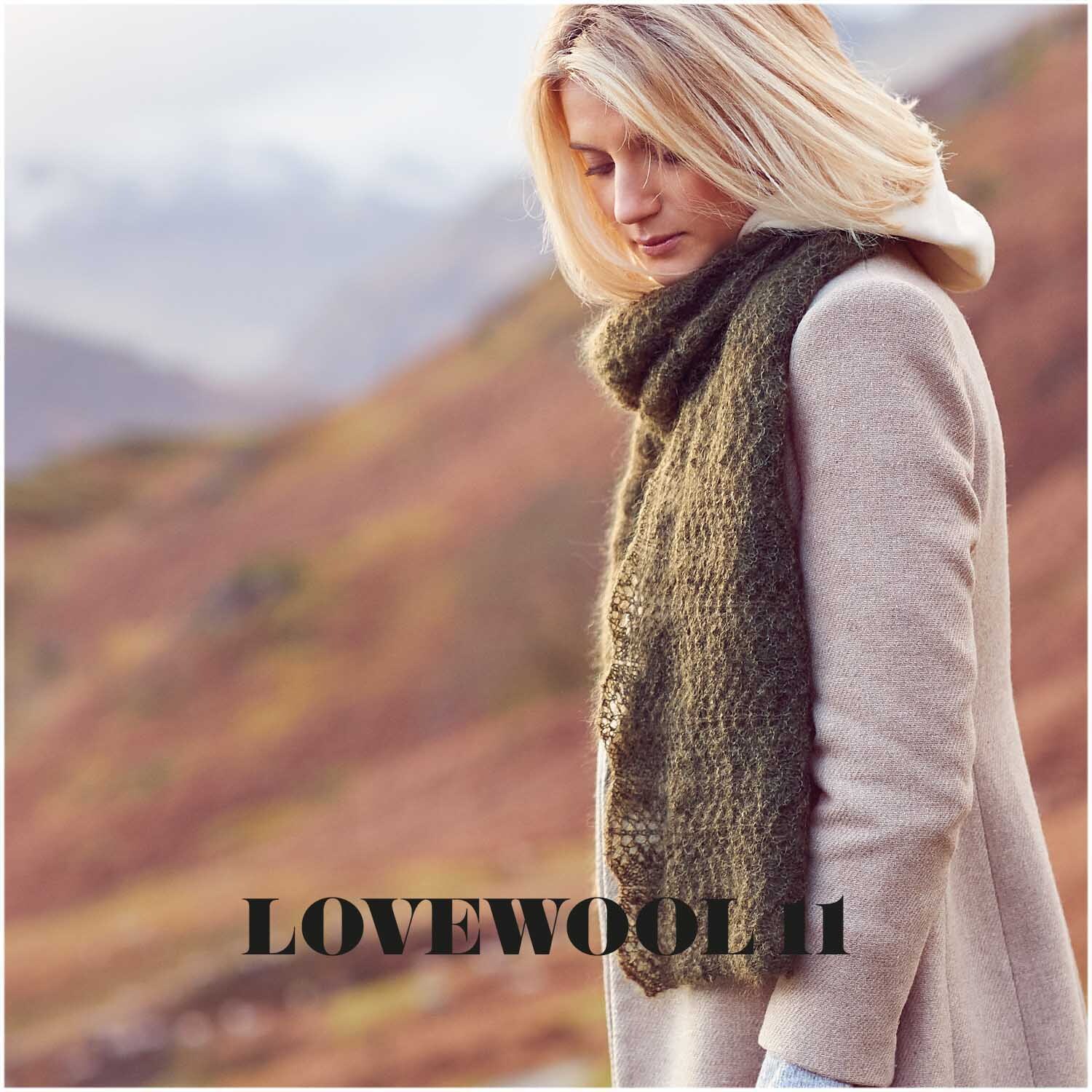 Essentials Super Kid Mohair Loves Silk: Frau mit olivgrünem Schal aus Rico Design Wolle in herbstlicher Landschaft.