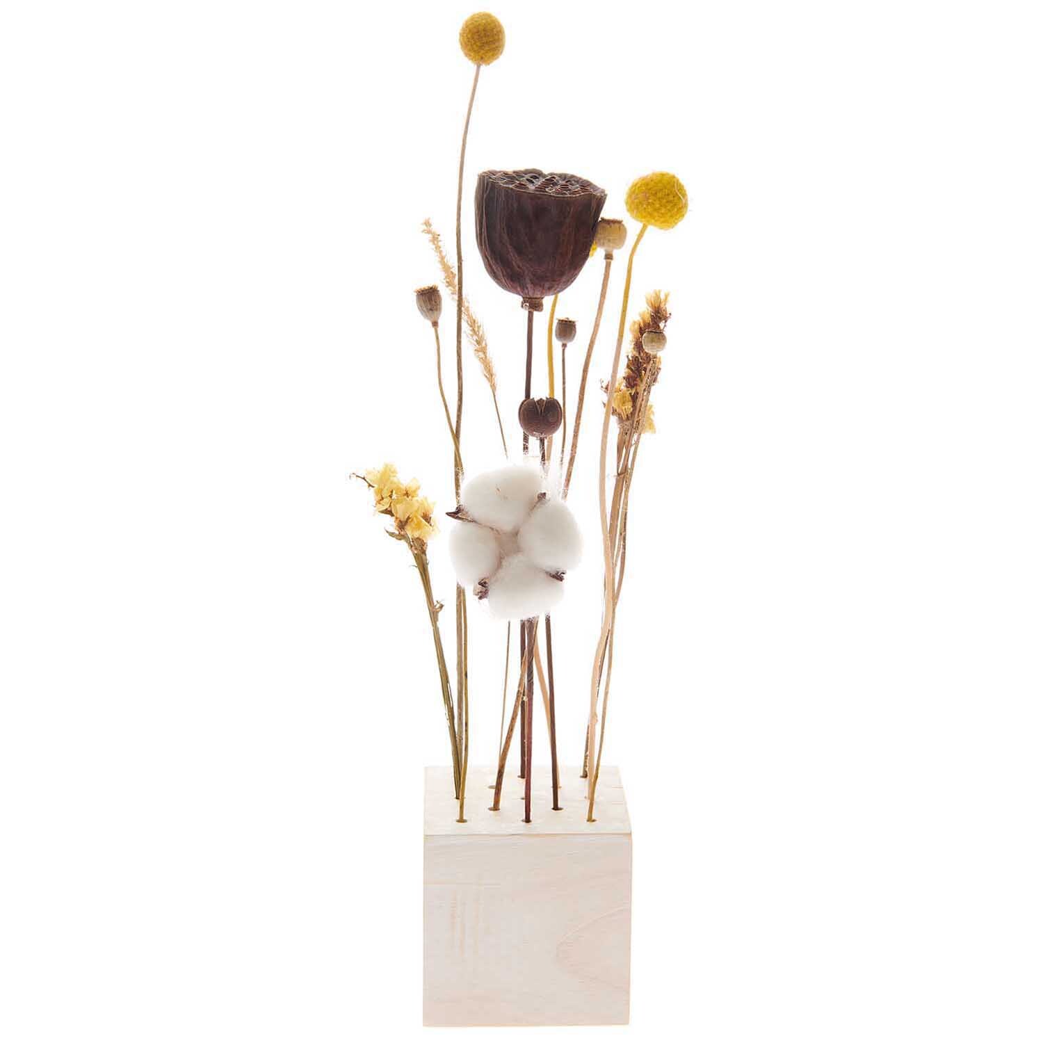 Trockenblumenstrauß natur-gelb 30cm: Eleganter 13-teiliger Strauß in Holzwürfel, ideal für stilvolle Dekorationen.