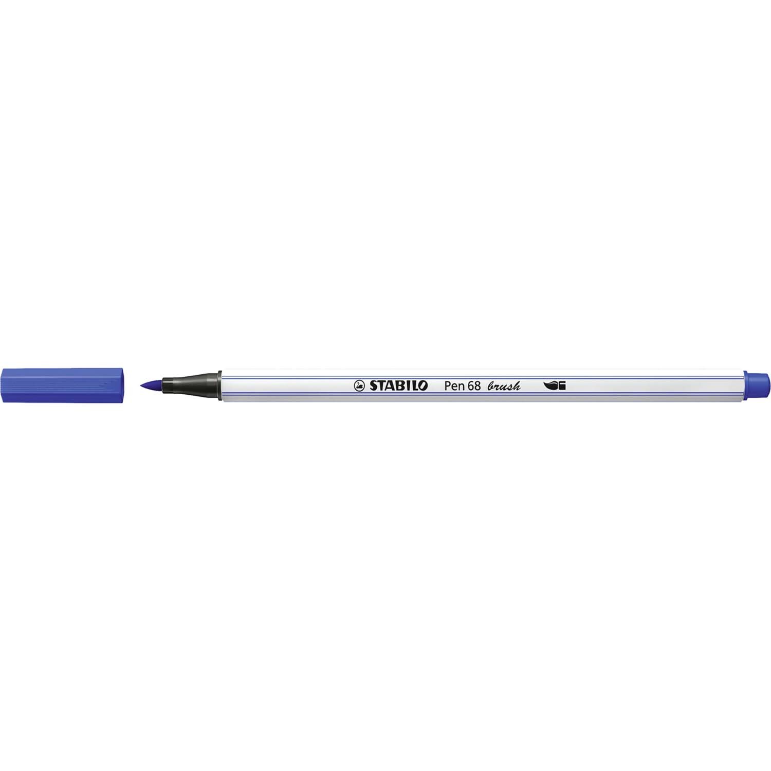 Pen 68 brush von STABILO in Ultramarinblau, abgebildet mit abgenommenem Deckel auf weißem Hintergrund.