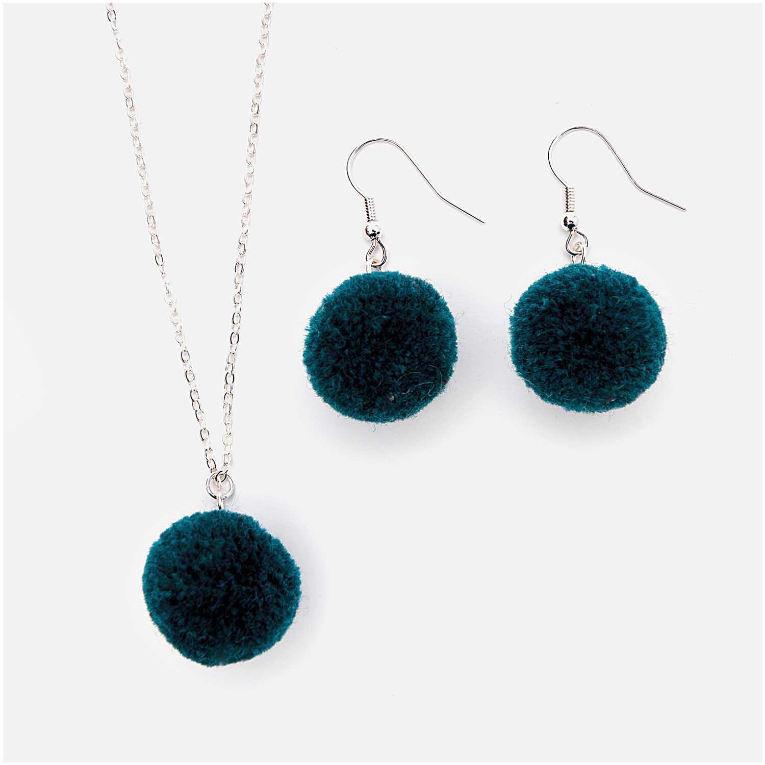 Pompons mit Öse 2cm 2 Stück von Rico Design in Türkis, als Ohrringe und Kettenanhänger präsentiert.