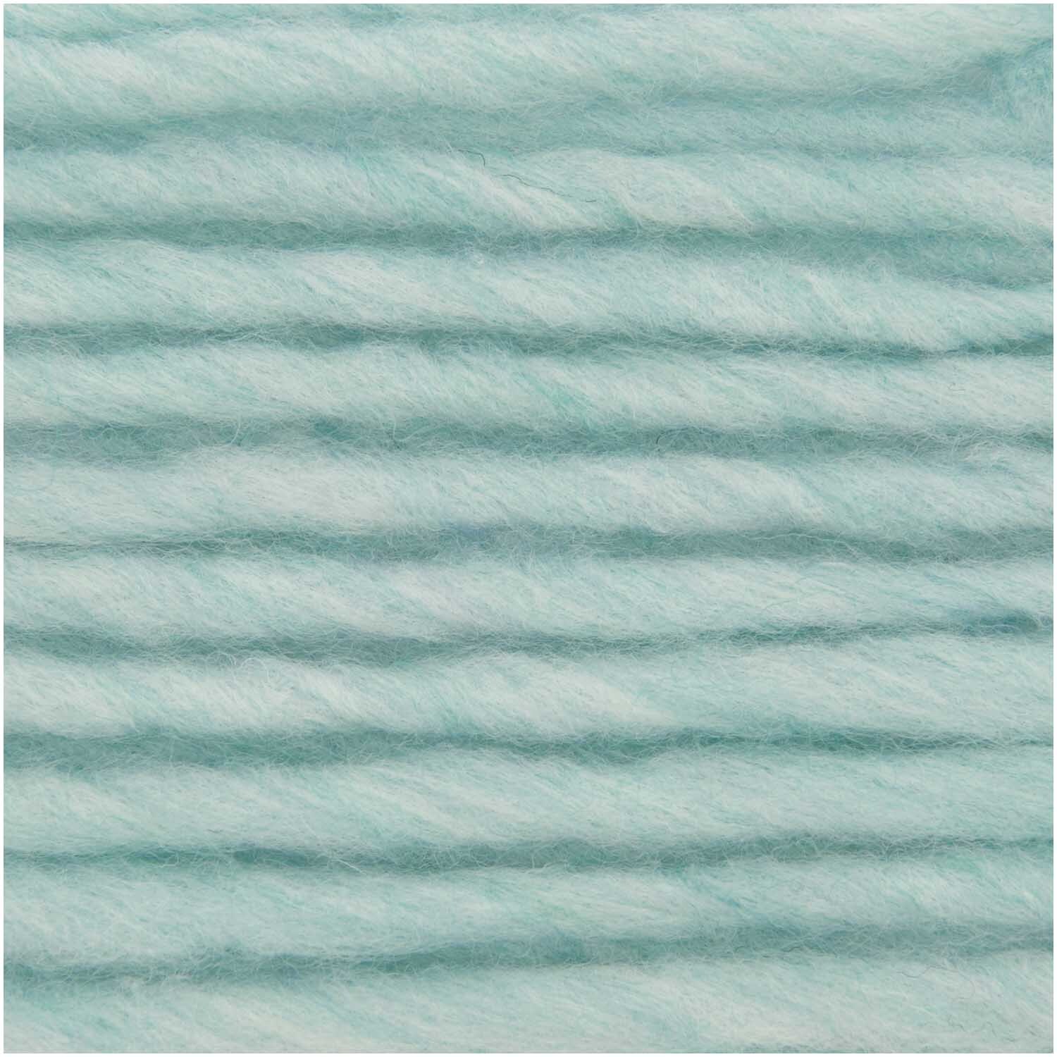 Essentials Super super chunky Wolle in Aquamarin von Rico Design, 100g, 90m, zeigt weiche, dicke Fasern.