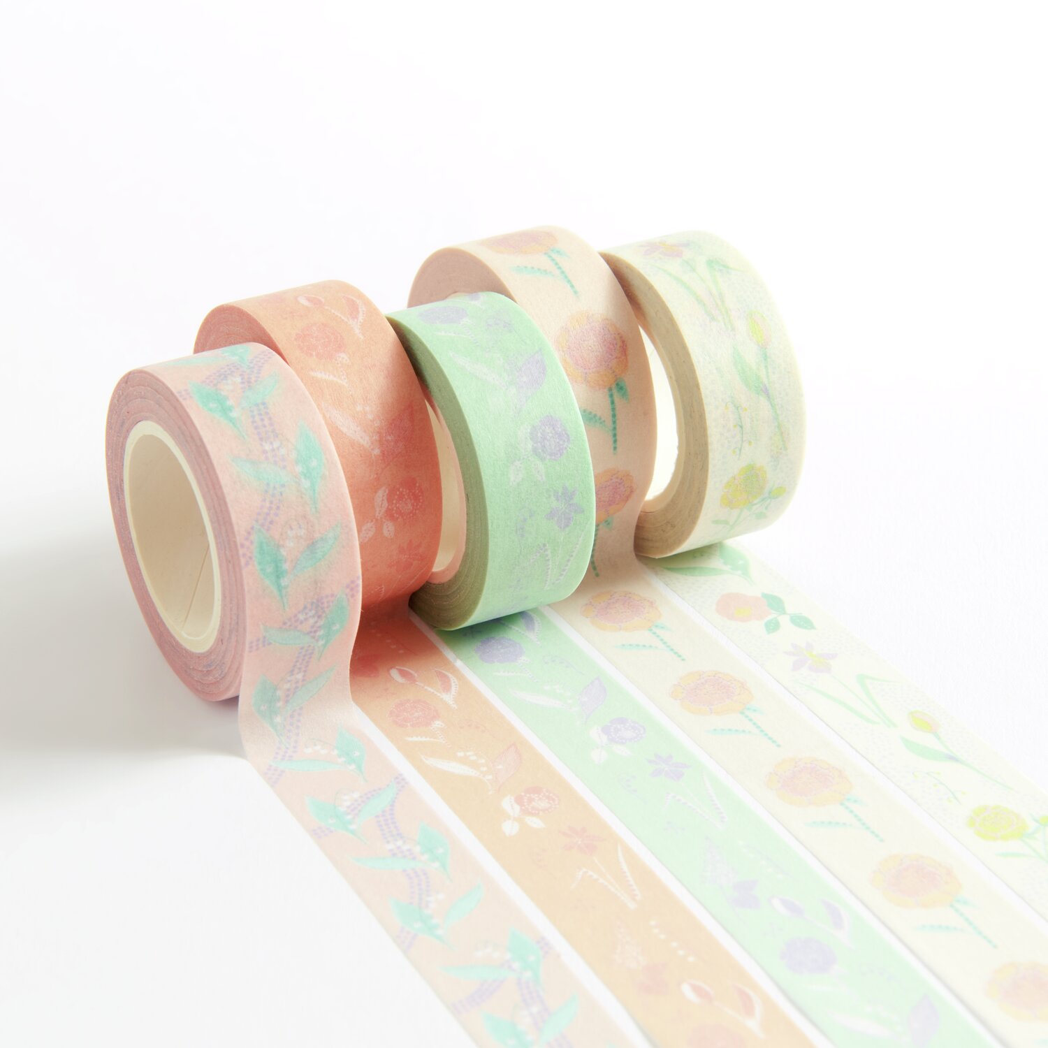 Tape Set Blumen pastell 5 Stück: Fünf dekorative Klebebänder in zarten Pastelltönen mit floralen Mustern.