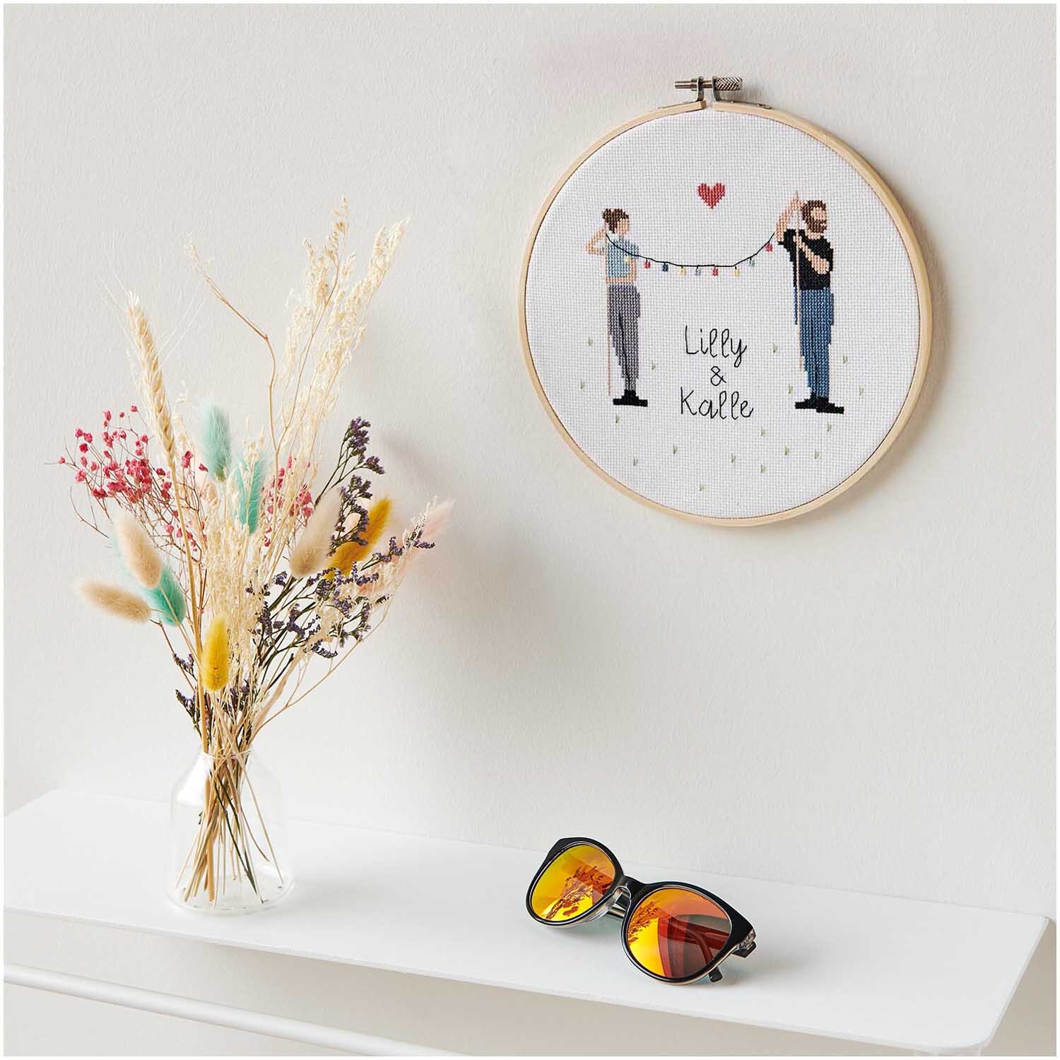 Figurico Stickpackung Girlfriend & Boyfriend 20cm zeigt ein Paar mit Herzmotiv in einem Holzrahmen.