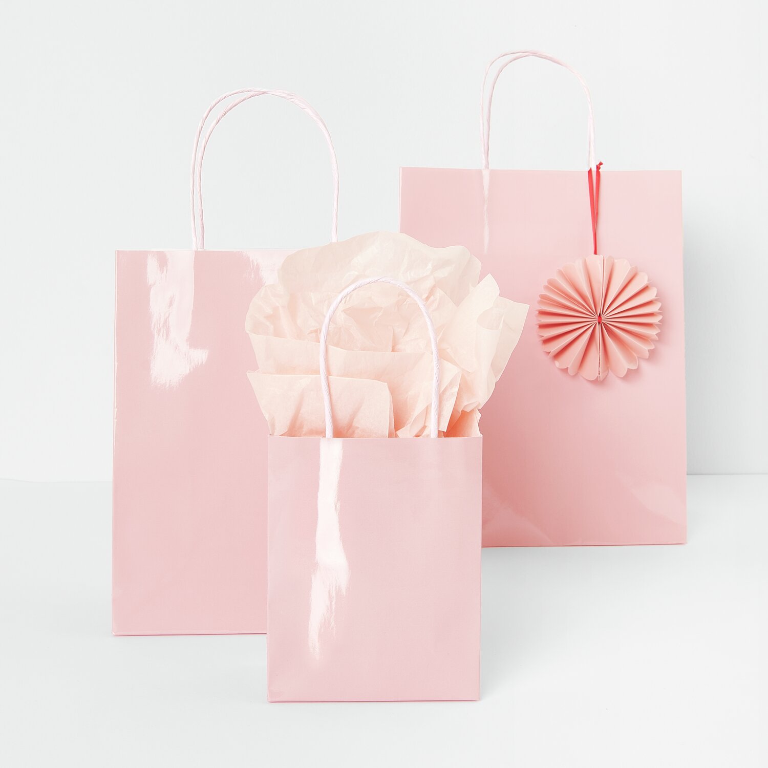Papiertüten Set Magic Rainbow M, L, S in Rosa mit Griffen und dekorativem Papier, ideal für Geschenke.