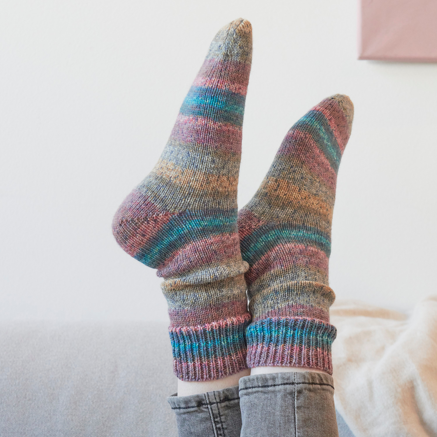 Socks Sprinkly Striply 6-fädig: Bunte, gestreifte Socken aus weicher Wolle, ideal für gemütliche Tage.