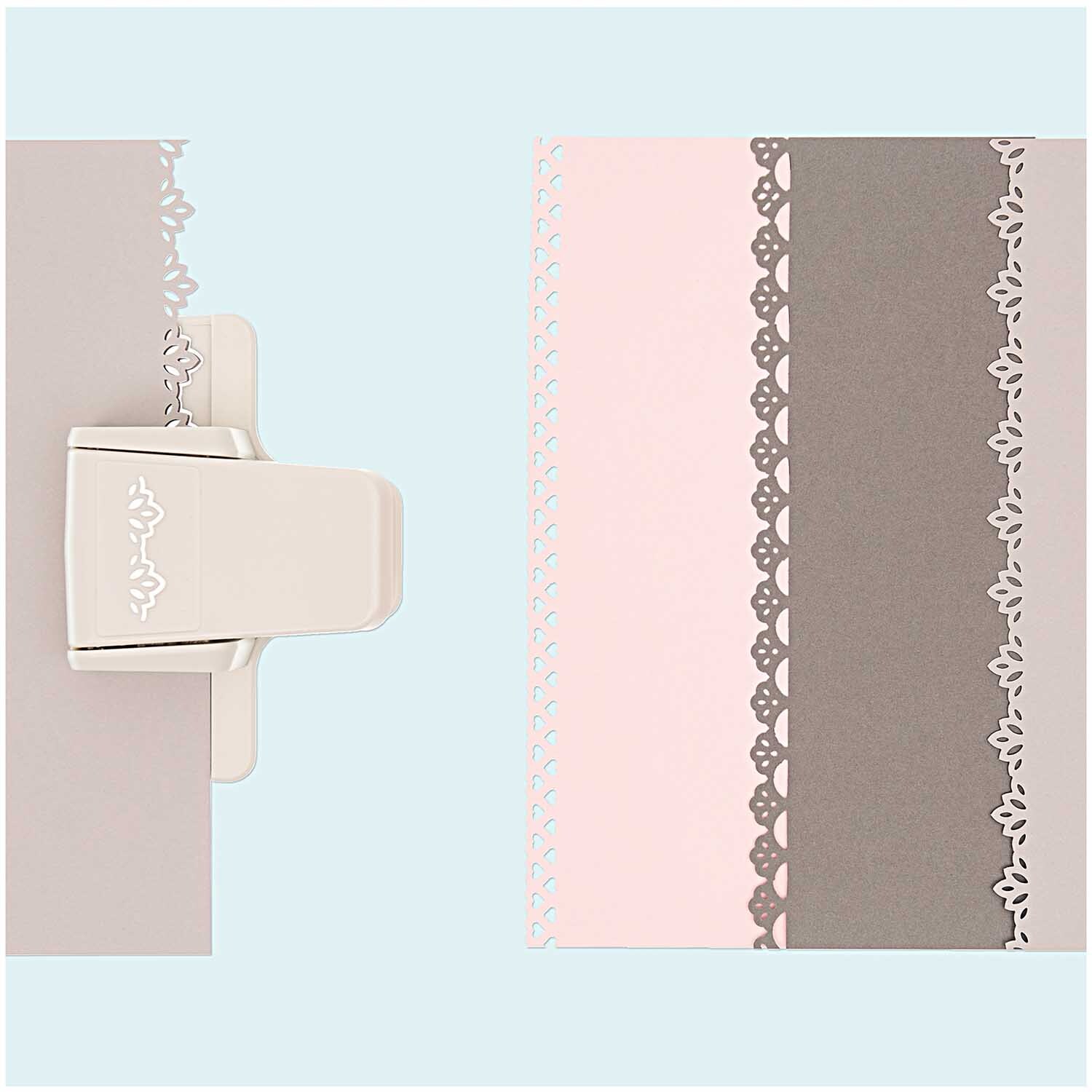 Paper Poetry Bordürenstanzer Ornament 1,5x4cm klein von Rico Design stanzt filigrane Muster in rosa und graues Papier. Ideal für kreative Projekte.