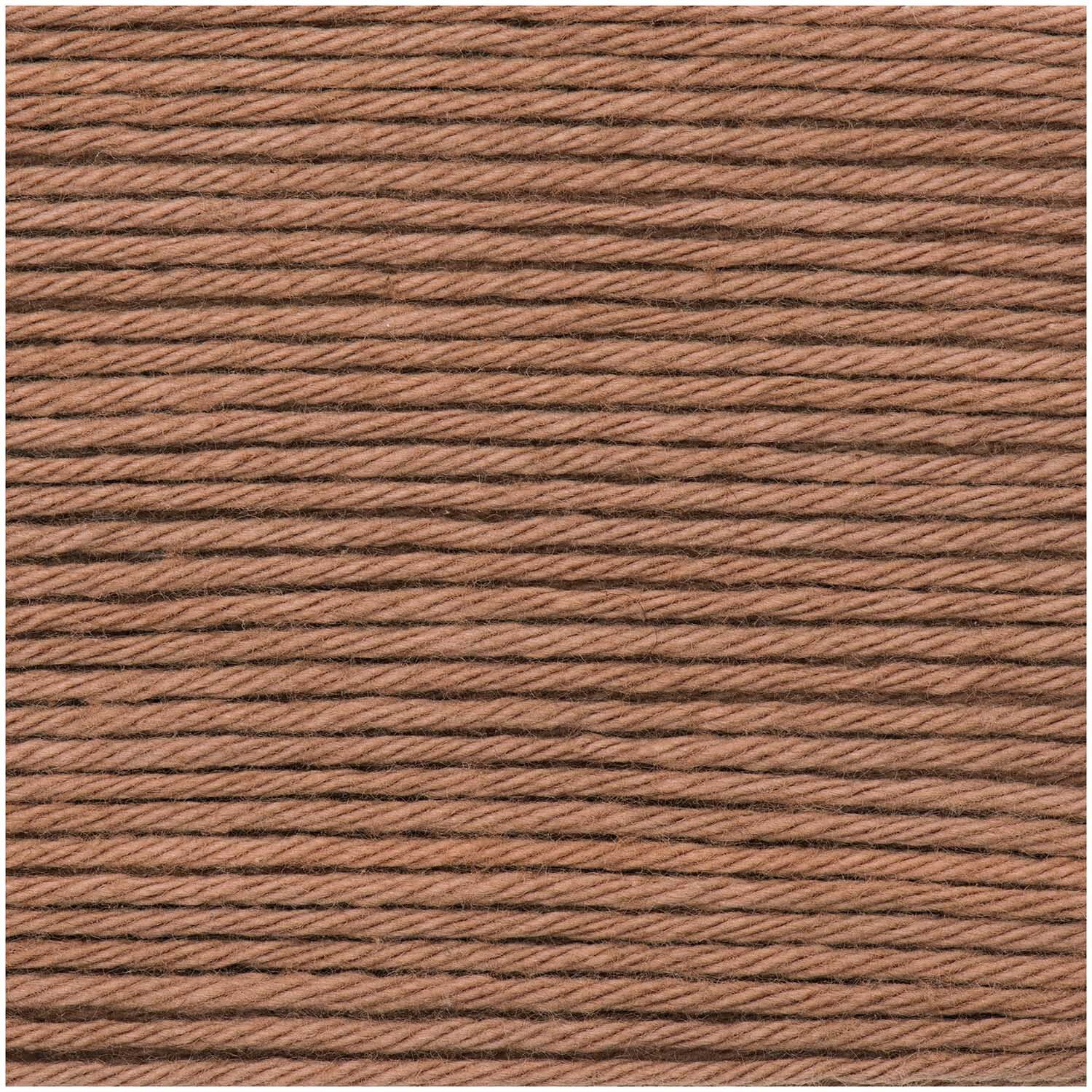Creative Ricorumi dk von Rico Design in Nougat, 25g. Nahaufnahme von braunem Garn, ideal für Handarbeiten.