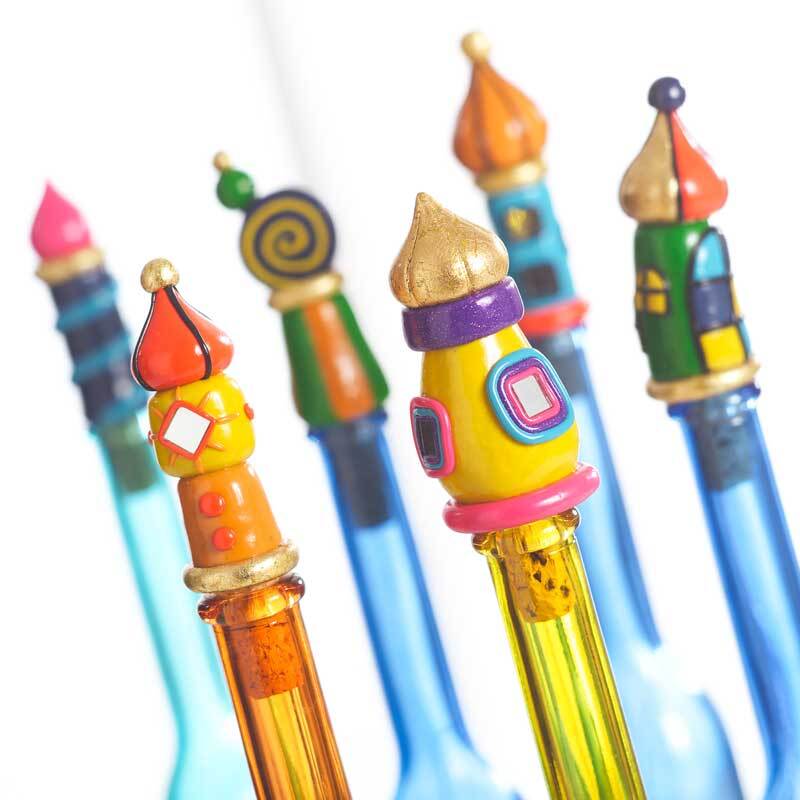 FIMO soft Modelliermasse von Staedtler in leuchtenden Farben, dekorativ auf Flaschenhälsen geformt.
