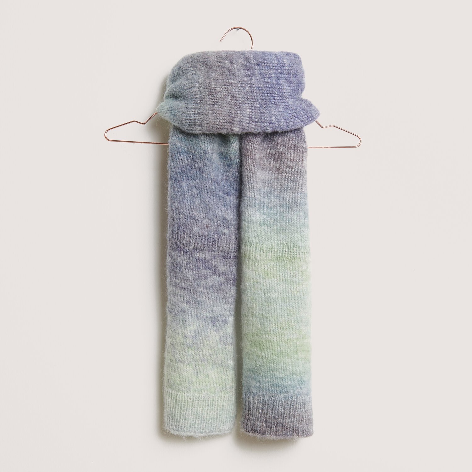 Gestrickte Mütze in Grün und Blautönen