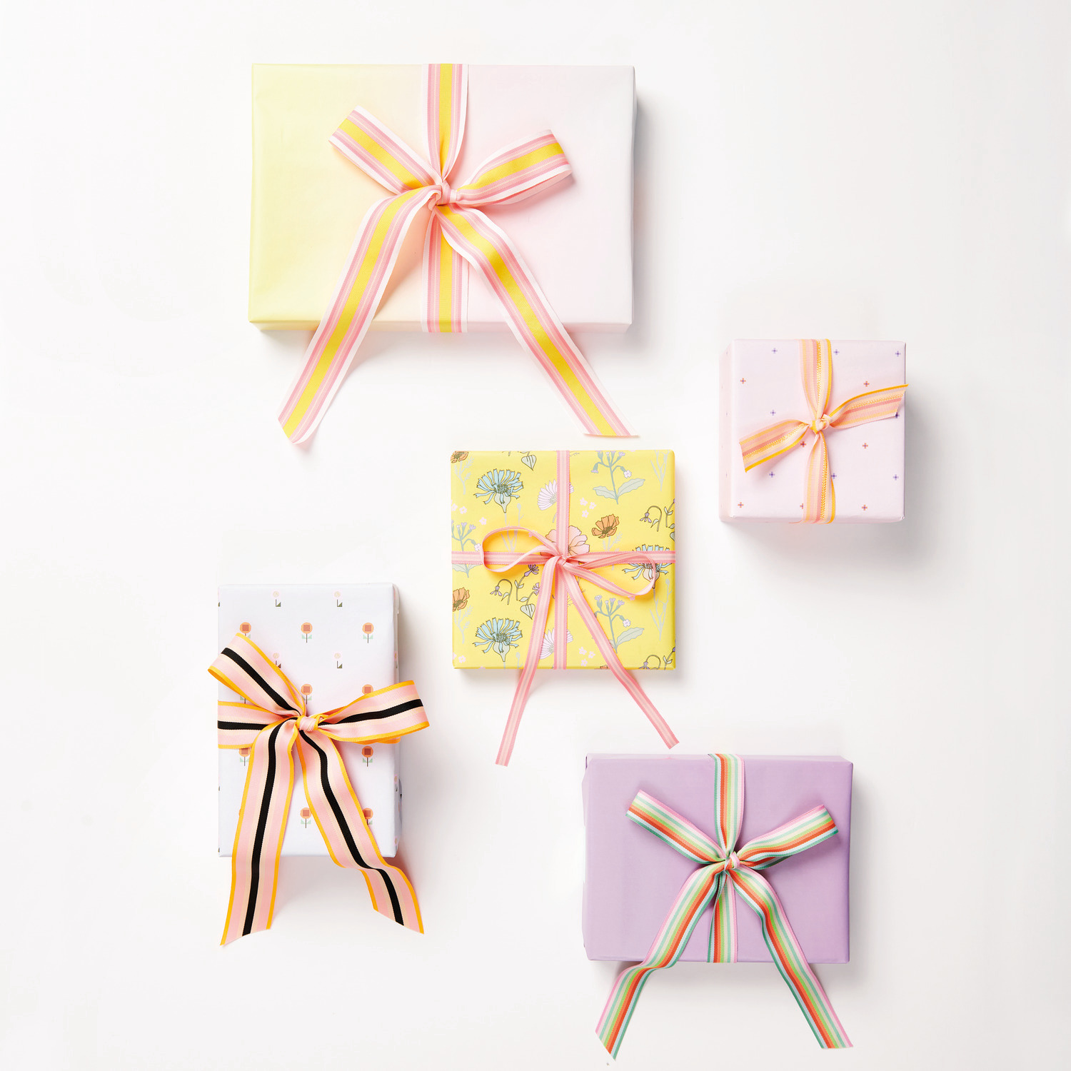 Webband Multi Streifen: Geschenke mit bunten Bändern in Neon Rosa, Gelb und Grau, dekoriert. Ideal für kreative Verpackungen.