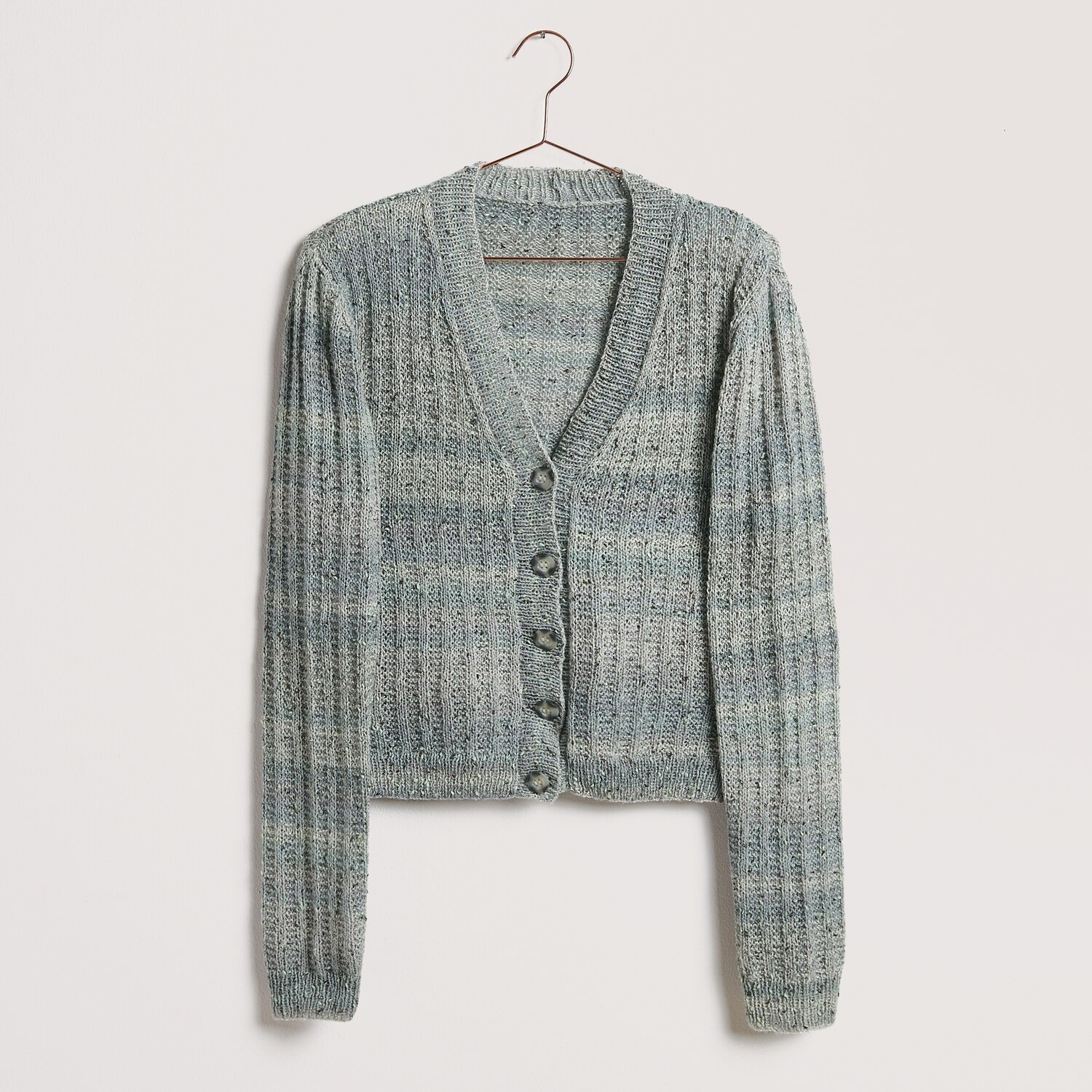 Strickset Jacke Modell 28: Graue Strickjacke mit Knopfleiste, aus Die Neue Masche No. 12 Kollektion.