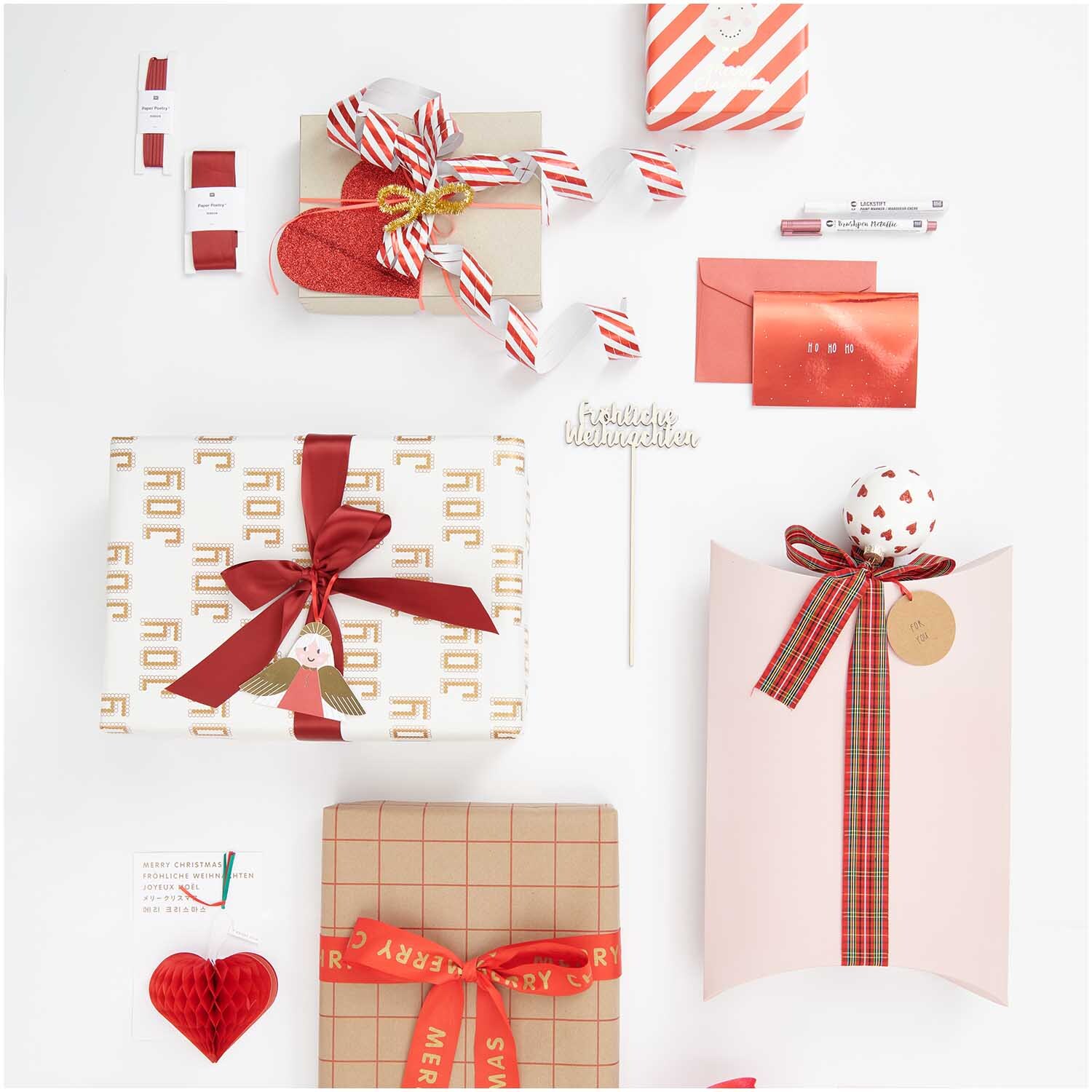 Paper Poetry Taftband Merry Christmas dekoriert Geschenke mit roten Schleifen und festlichen Details. Perfekt für stilvolle Weihnachtsverpackungen.