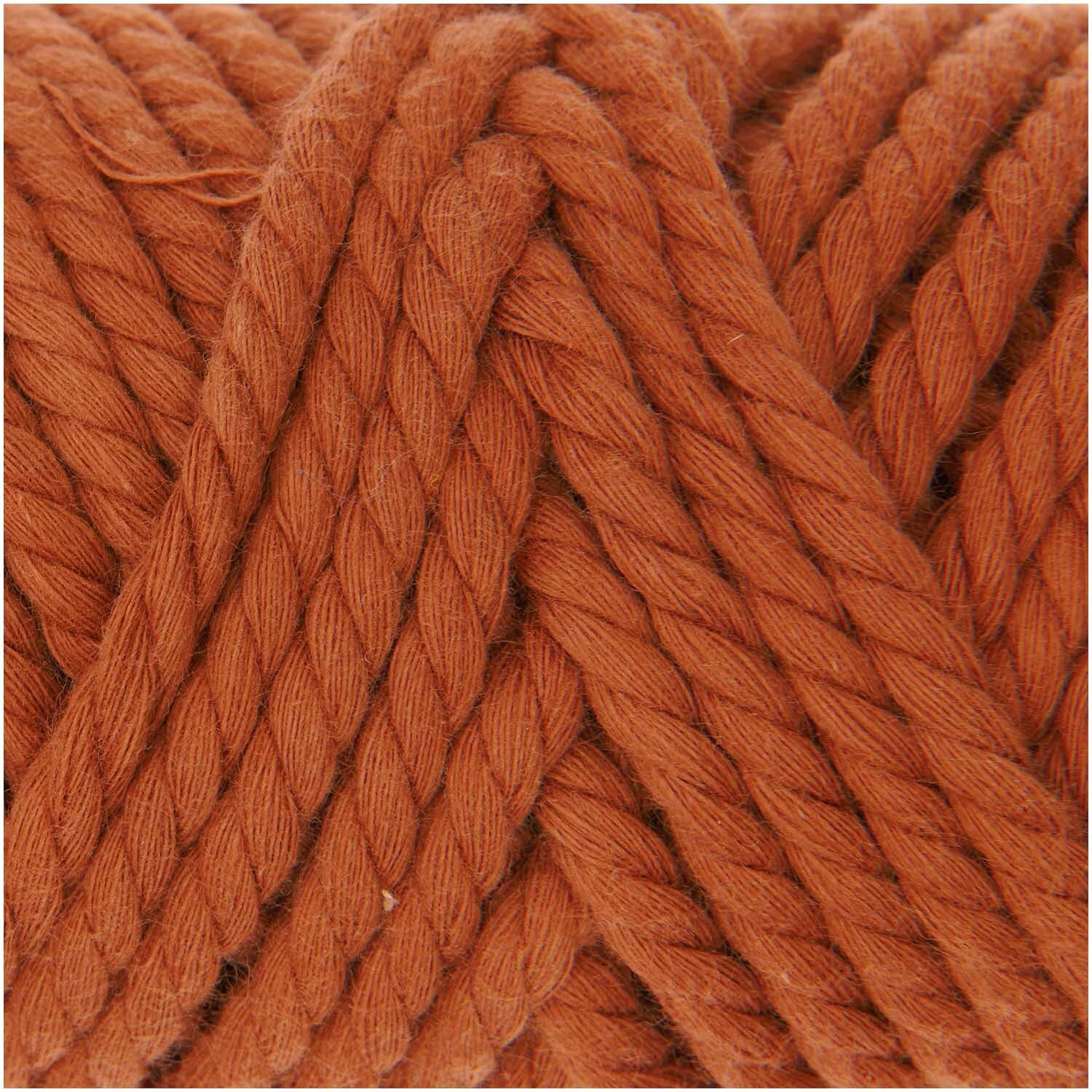 Creative Cotton Cord Makramee-Garn in Rost von Rico Design, Nahaufnahme der weichen, gedrehten Fasern. Ideal für kreative Projekte.