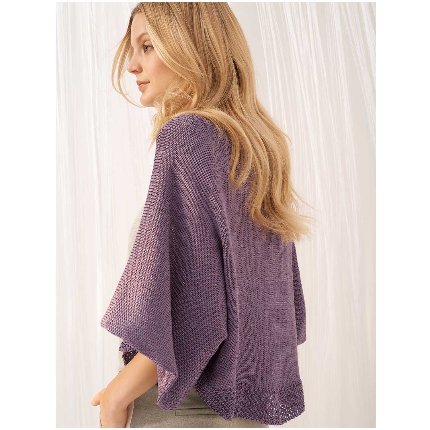 Mille Fili Glitz: Frau trägt gestricktes Tuch in Mauve, elegant drapiert, aus Wolle Rödel.