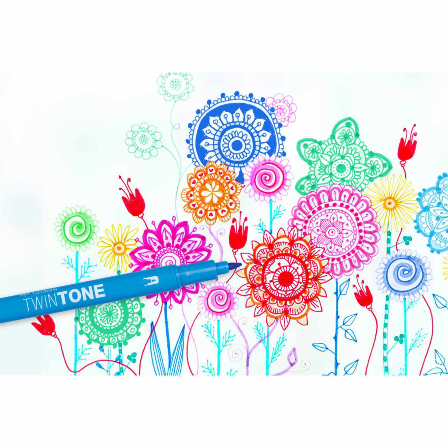 TwinTone Fasermaler in Blau von Tombow auf einem bunten, floralen Hintergrund mit Mandala-Motiven.