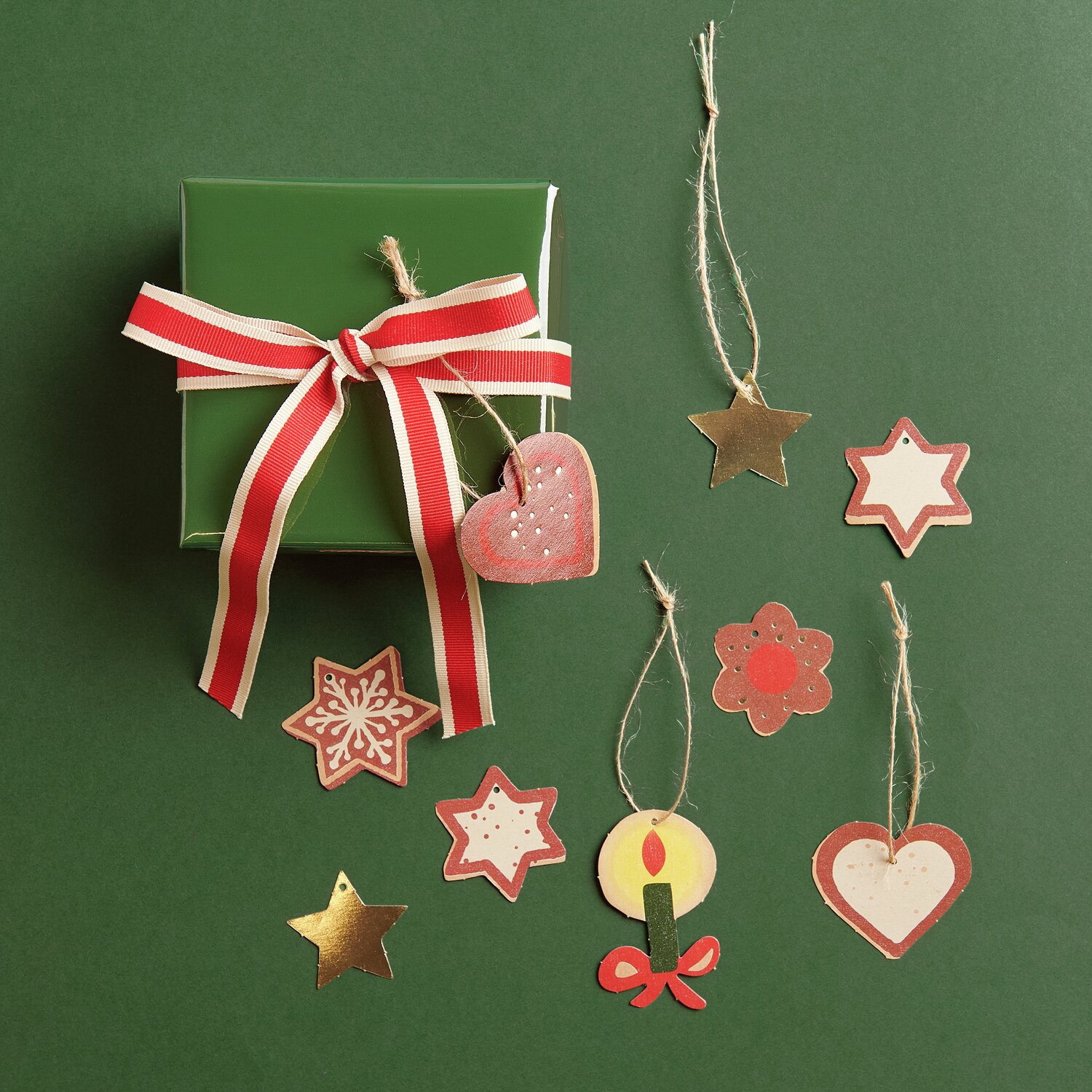 Adventskalender Bastelset mit grüner Box, roten und weißen Anhängern, ideal für kreative Weihnachtsdekorationen.