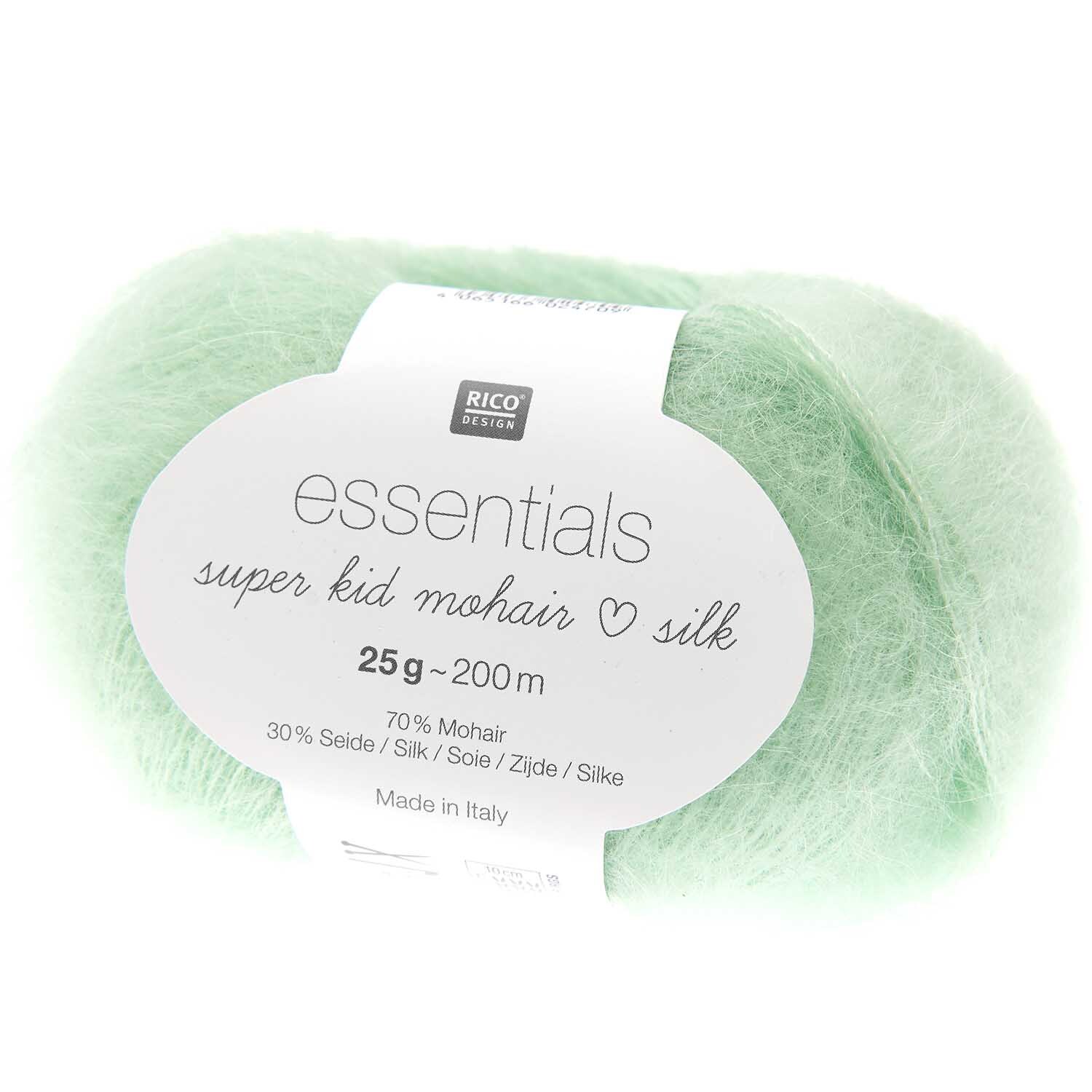 Essentials Super Kid Mohair Loves Silk Strickset zeigt pastellgrünes Garn von Rico Design.