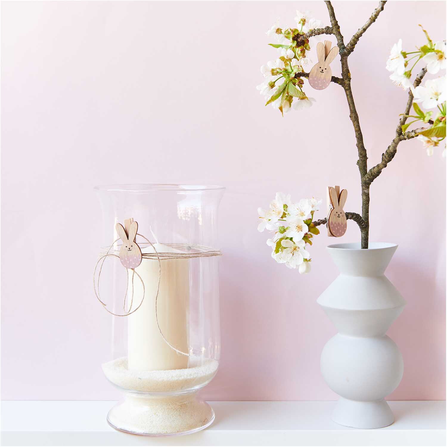 Dekoklammern Osterhase 4 Stück: Rosa Klammern von Rico Design an Zweigen und Glasvase.