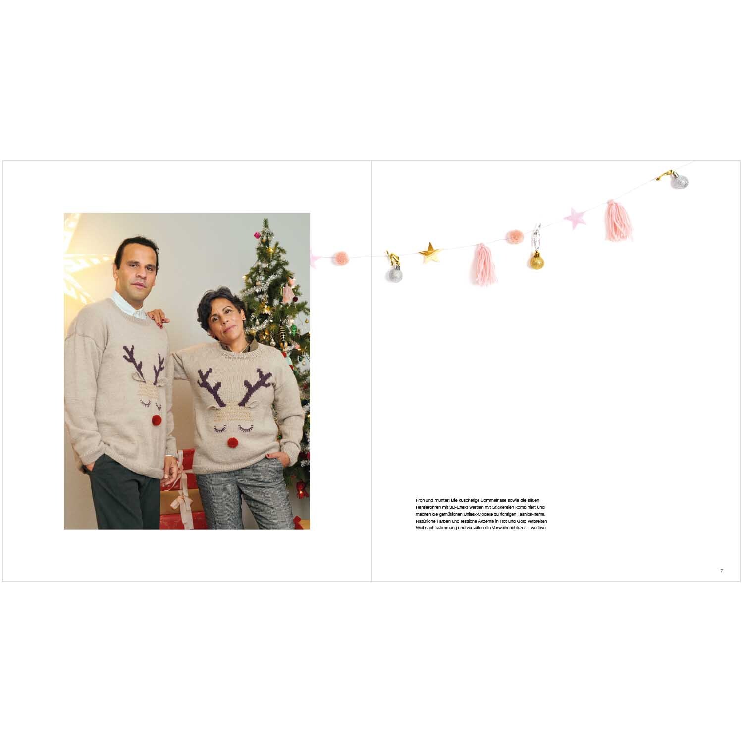 Christmas Jumper: Zwei Personen tragen beige Pullover mit Rentiermotiv vor einem Weihnachtsbaum.