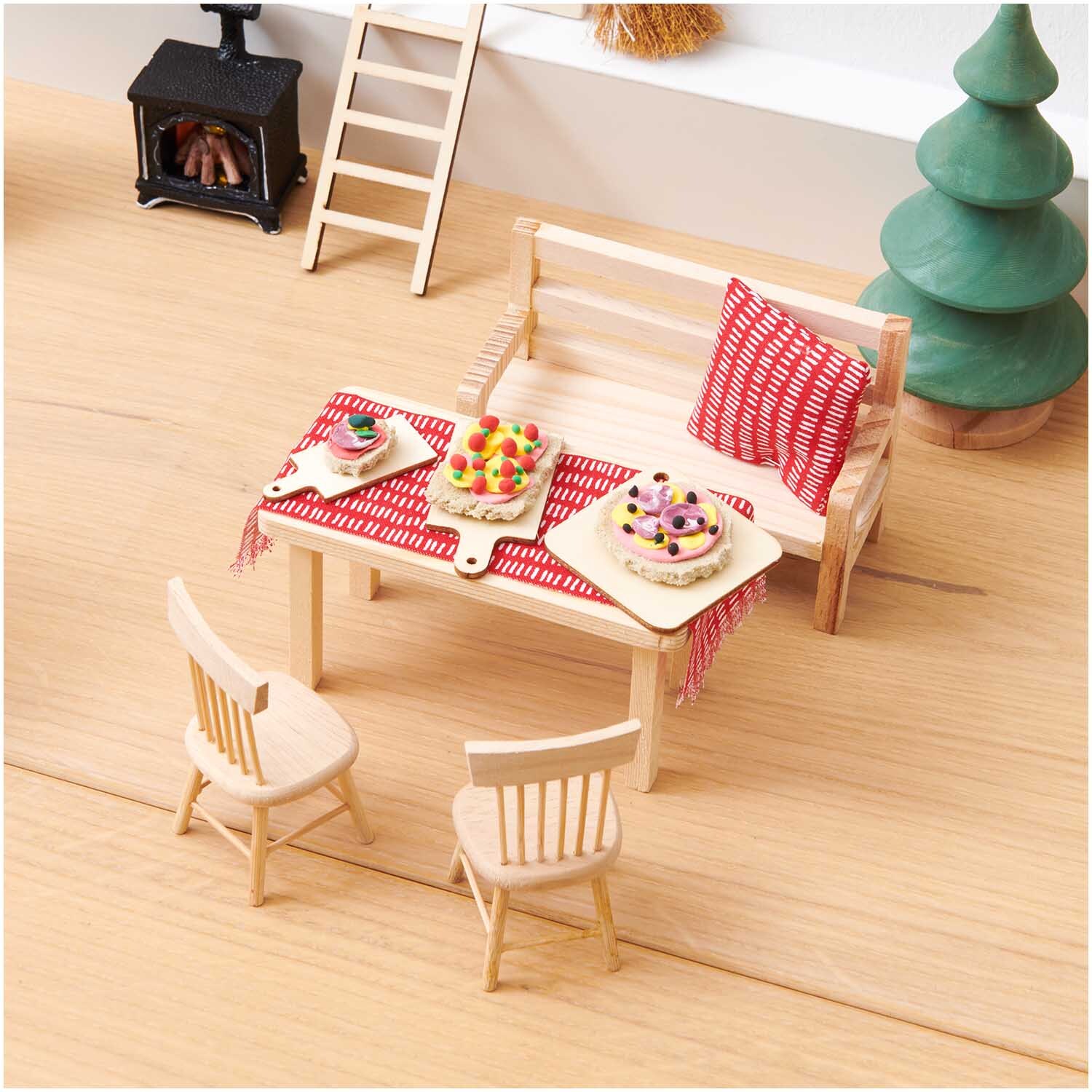 Miniatur Schneidebrettchen, 5-teilig, auf einem Tisch mit roten Tischdecken und Miniaturmöbeln.