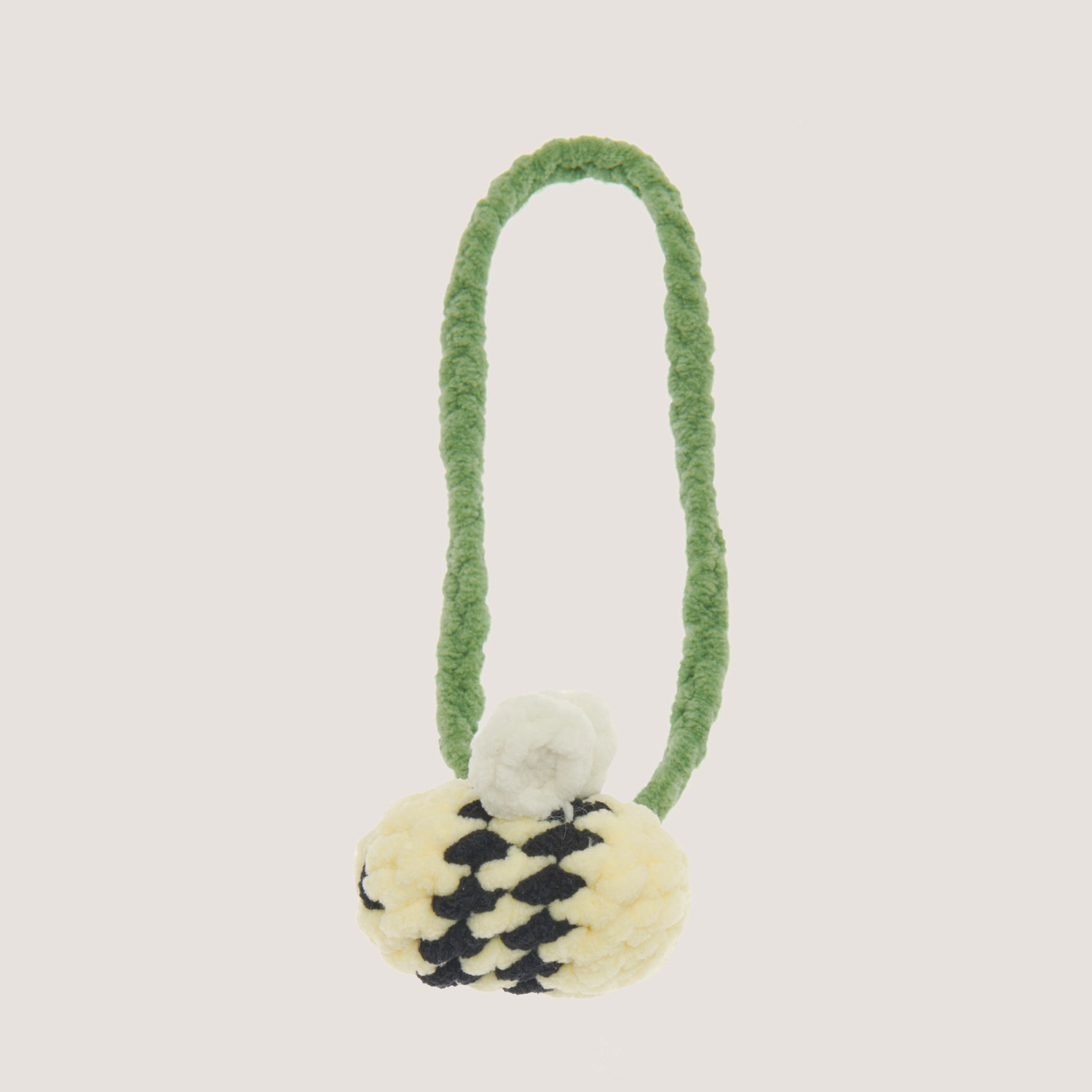 Häkelset Flower Lover Bear Modell 07: Grün-gelbes, handgefertigtes Accessoire aus Chenillove Big Cuties. Ideal für kreative Projekte.