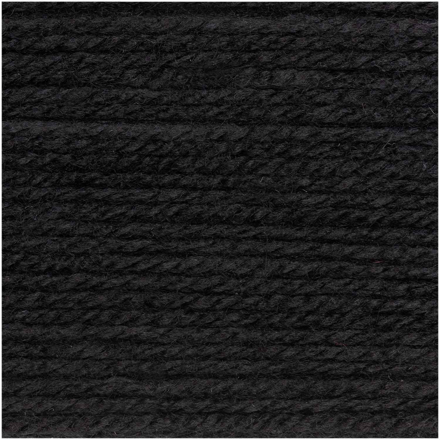 Basic Soft Acryl dk von Rico Design in Schwarz, 50g 155m. Nahaufnahme von weicher, schwarzer Acrylwolle.