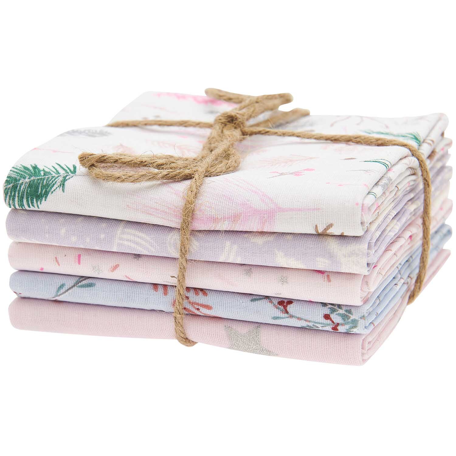 Stoffpaket mit 5 Musselin-Stoffen, gebunden mit Juteschnur, zeigt zarte Weihnachtsmuster. Marke: Rico Design.