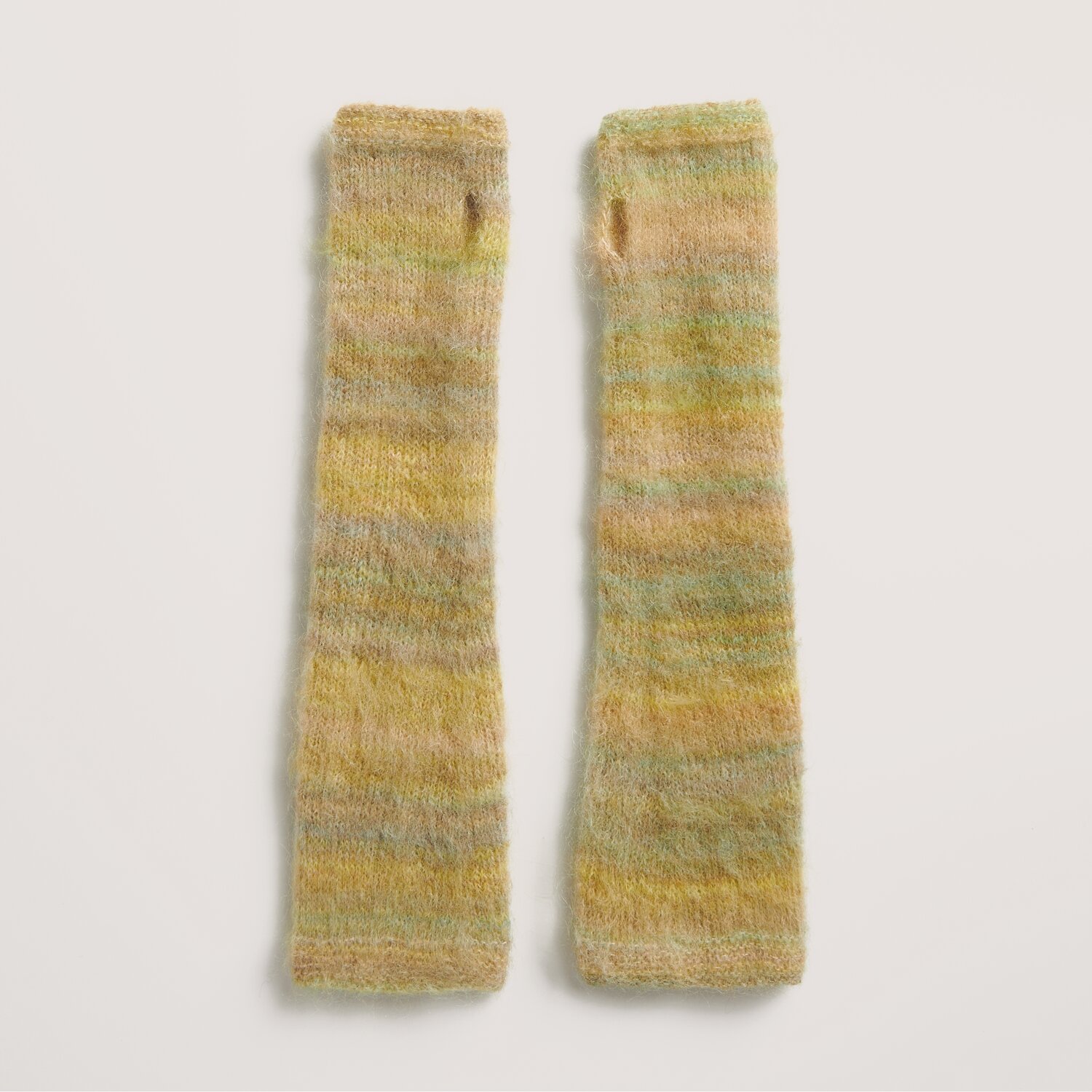 Made by Me No. 21 Herbst-Winter: Armstulpen aus Meri Mohair Print in sanften Gelb- und Grüntönen.