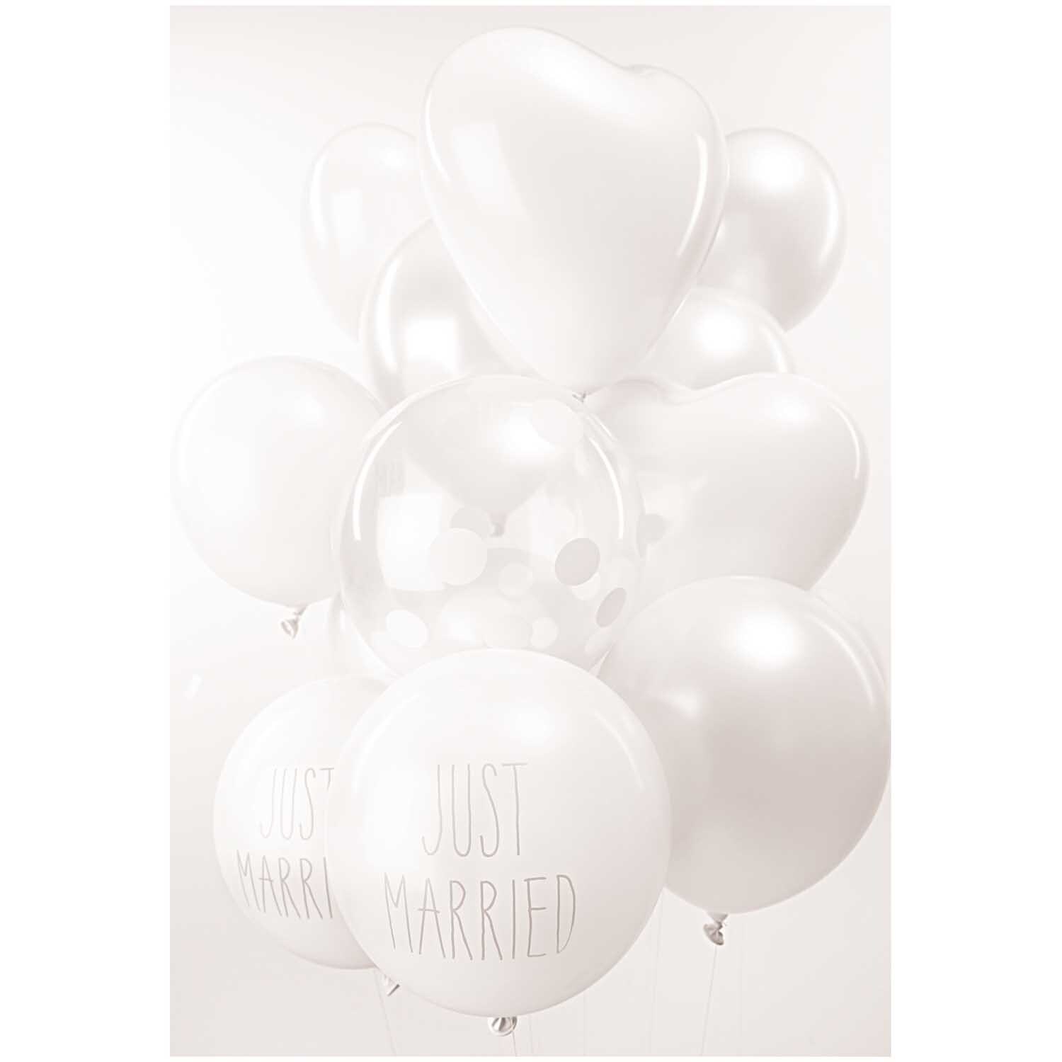 Luftballon weiß 30cm 12 Stück: Ein Bündel weißer Herz- und Rundballons mit "Just Married"-Aufdruck von Rico Design.