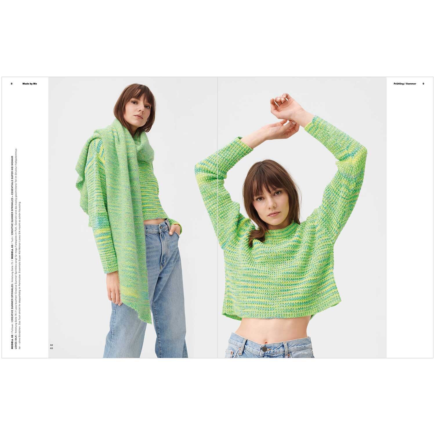 Made by Me Handknitting Nr.16 Frühjahr-Sommer: Zwei Frauen in grünen Strickpullovern von Rico Design posieren stilvoll vor weißem Hintergrund.