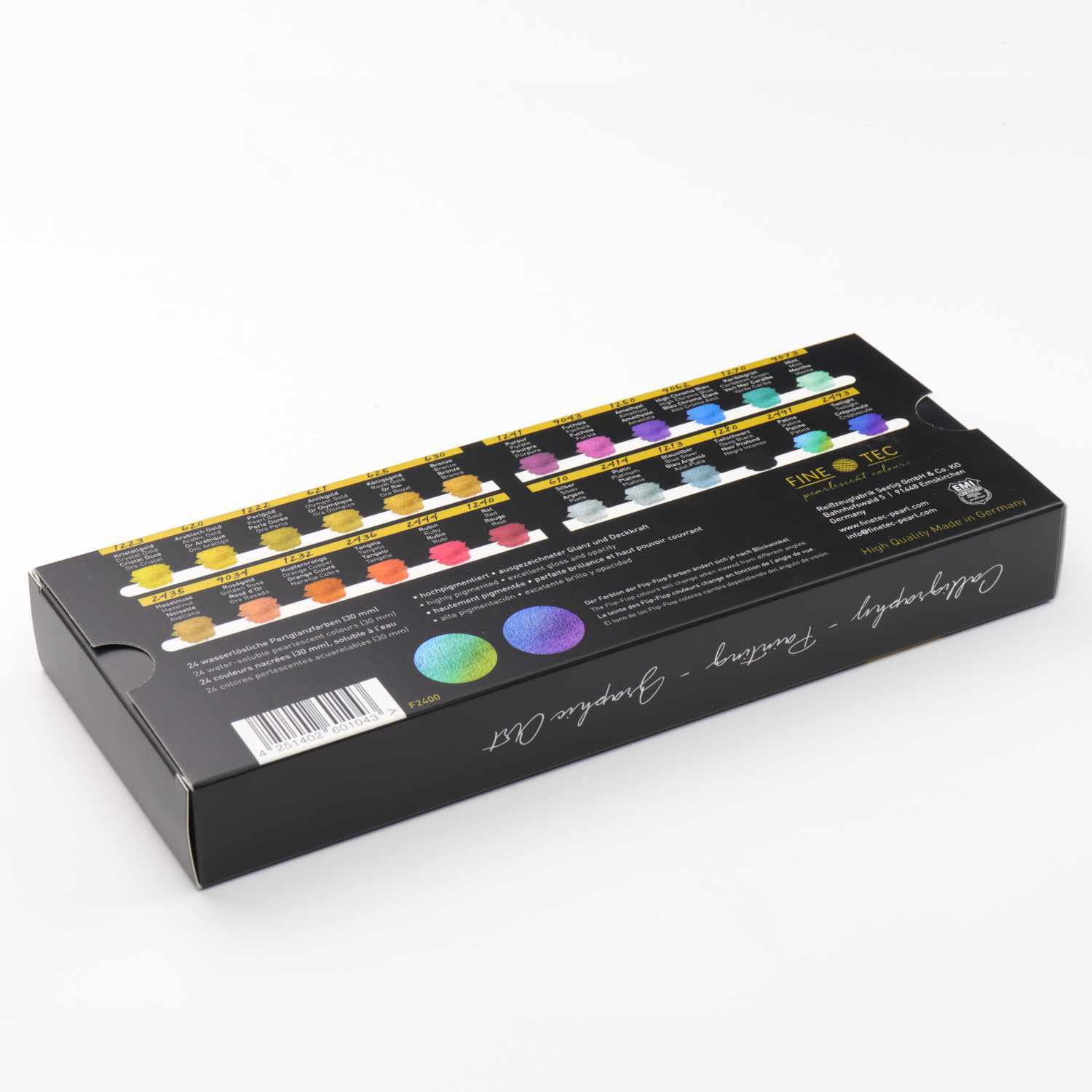 Perlglanzfarben Metals im Metallkasten Essential 24 Farben von FINETEC. Schwarzer Kasten mit Farbmuster und Logo auf der Rückseite.