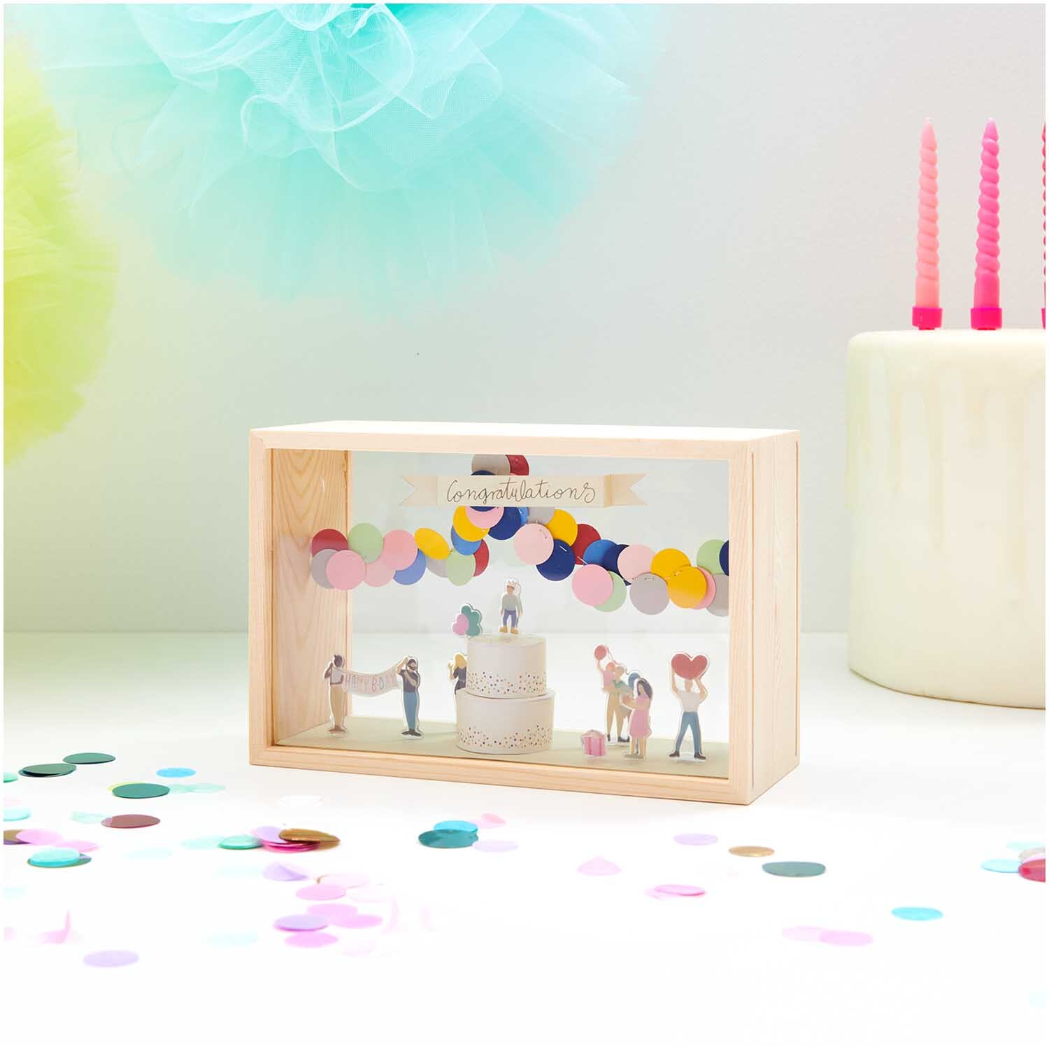 Figurico Objektkasten mit 2 Acrylscheiben zeigt eine bunte Feier-Szene mit Figuren und Konfetti.