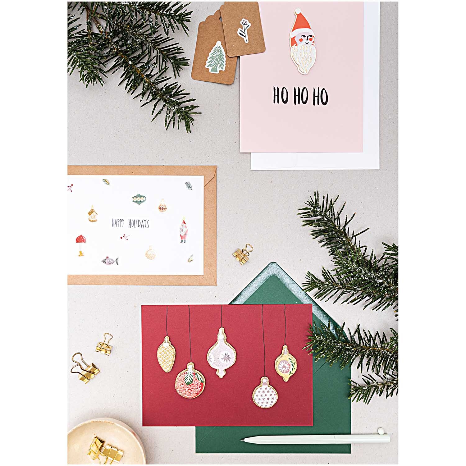 Paper Poetry 3D Sticker Baumschmuck classic: Weihnachtskarten mit bunten 3D-Stickern und Tannenzweigen, ideal für festliche Dekorationen.