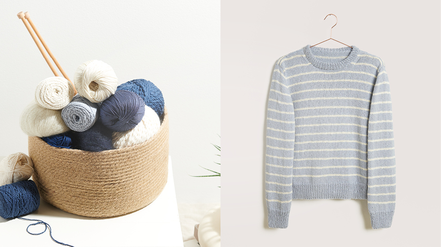 Zwei Bilder nebeneinander. Ein Korb mit verschiedenen blauen und weißen Garnknäueln und ein gestrickter Pullover aus hellblauem Garn mit dünnen weißen Streifen.