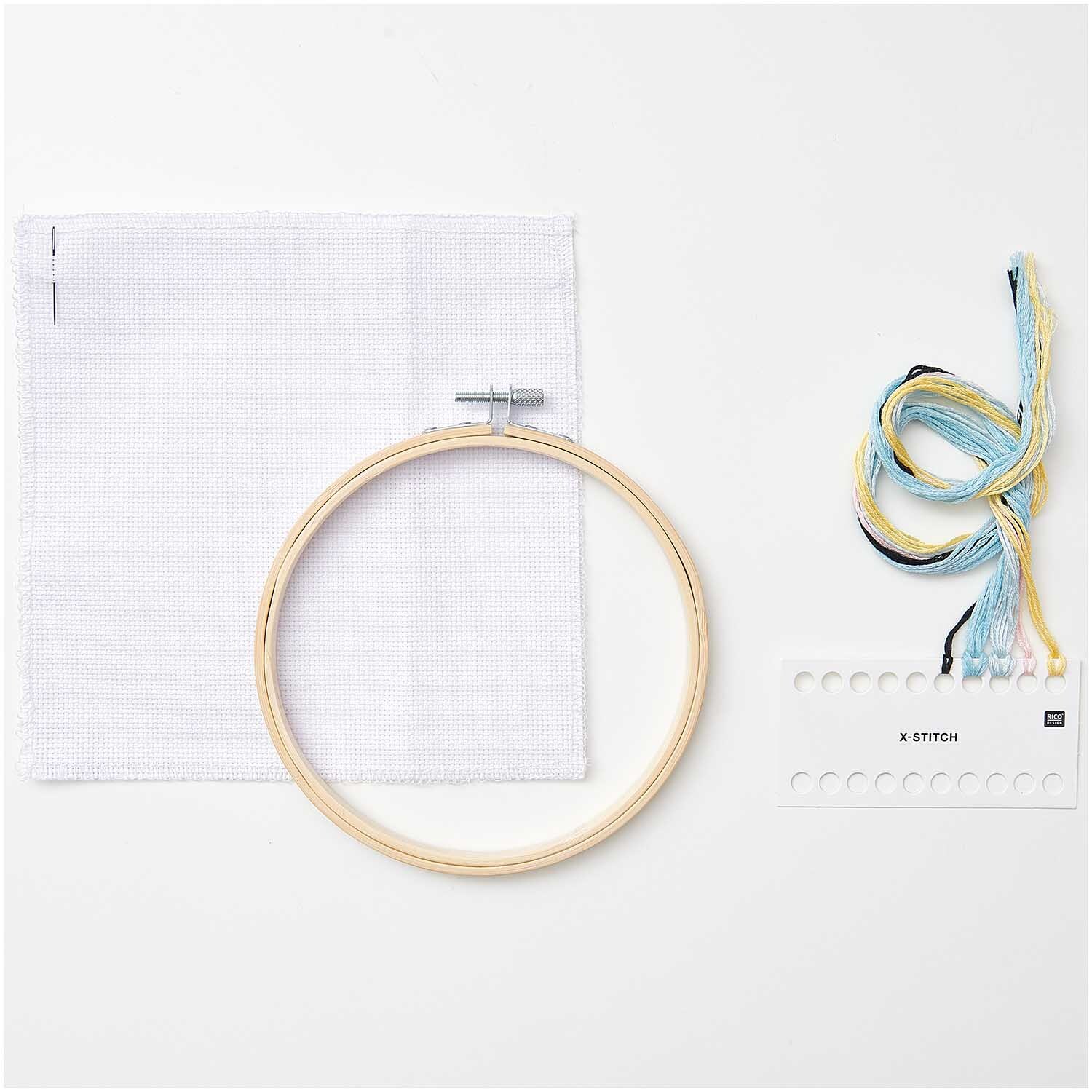 Stickpackung Geburtsbild Wolken: Stickrahmen, Garn und Stoff von Rico Design für kreative Handarbeiten.