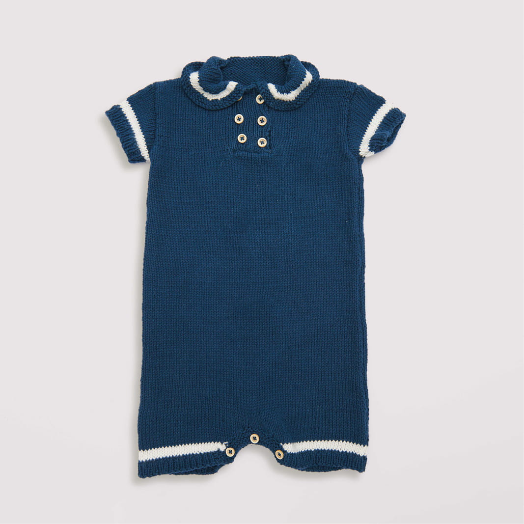 Gestrickter Strampler dunkelblau-weiß: Modell 04 aus dem Heft Rico Baby 039