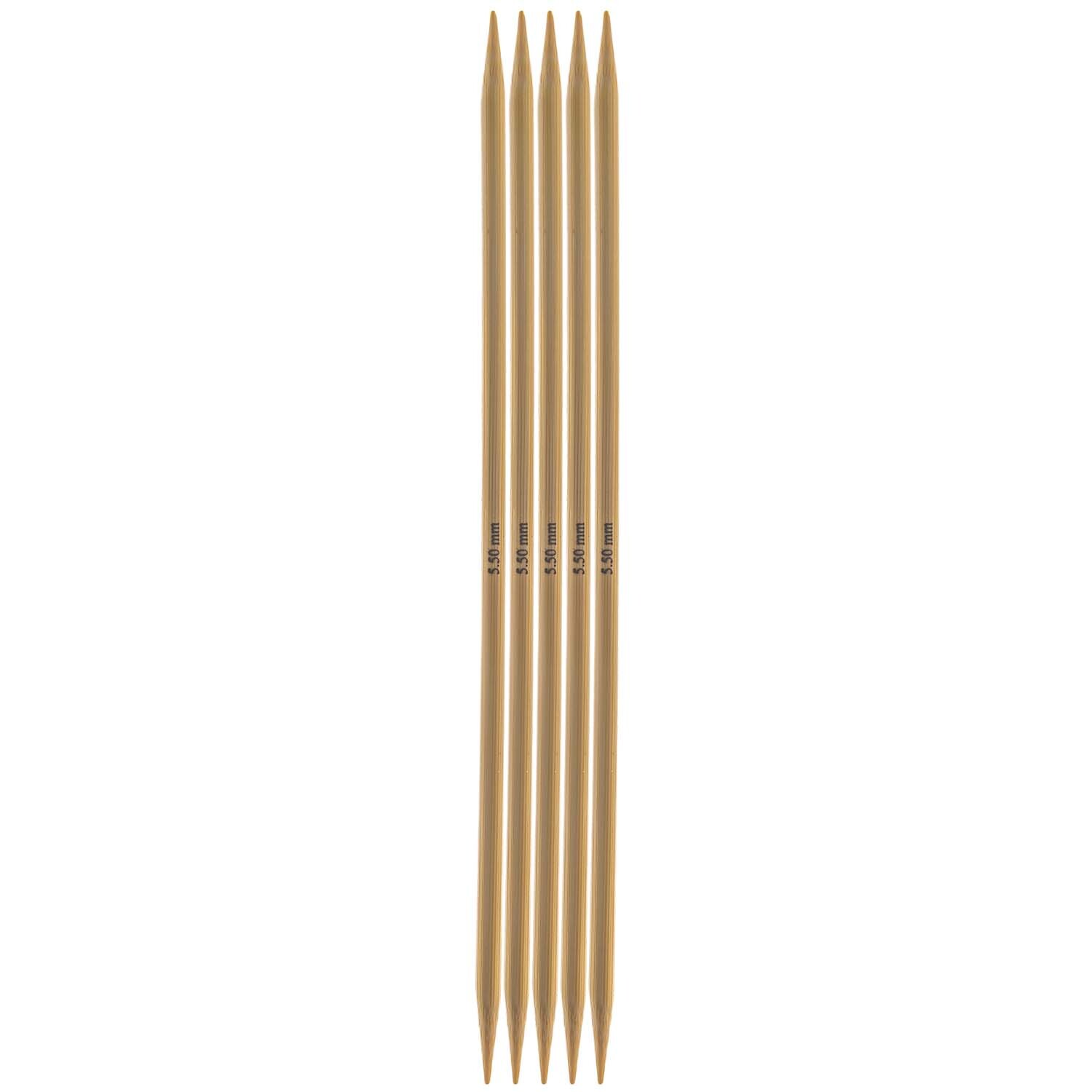 Nadelspiel 20cm Bambus von Rico Design, bestehend aus fünf glatten, hellbraunen Stricknadeln. Ideal für Strickprojekte.