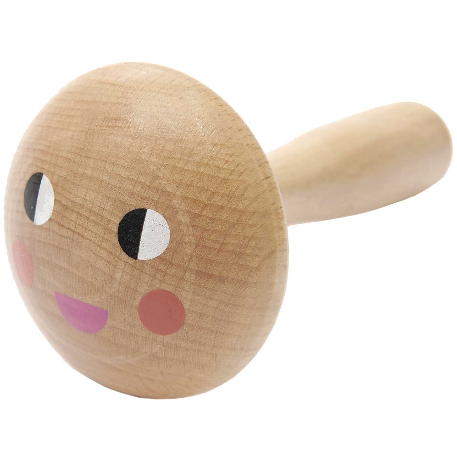 Stopfpilz mit Gesicht aus Holz von Rico Design, zeigt ein lächelndes Gesicht mit rosa Wangen.