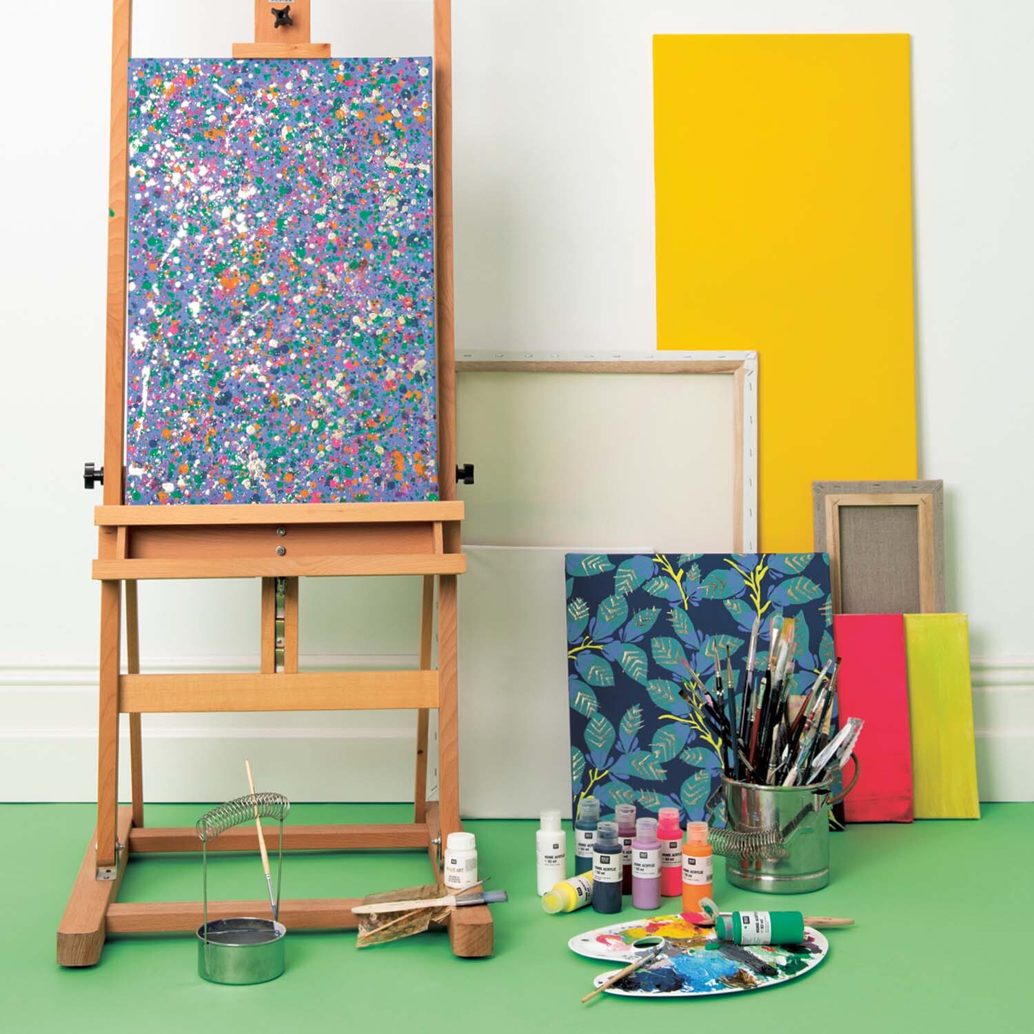 Anleitung farbenfrohe Acrylbilder malen: Ein Staffelei-Setup mit bunten Farben und Pinseln. Ideal für kreative Kunstprojekte.