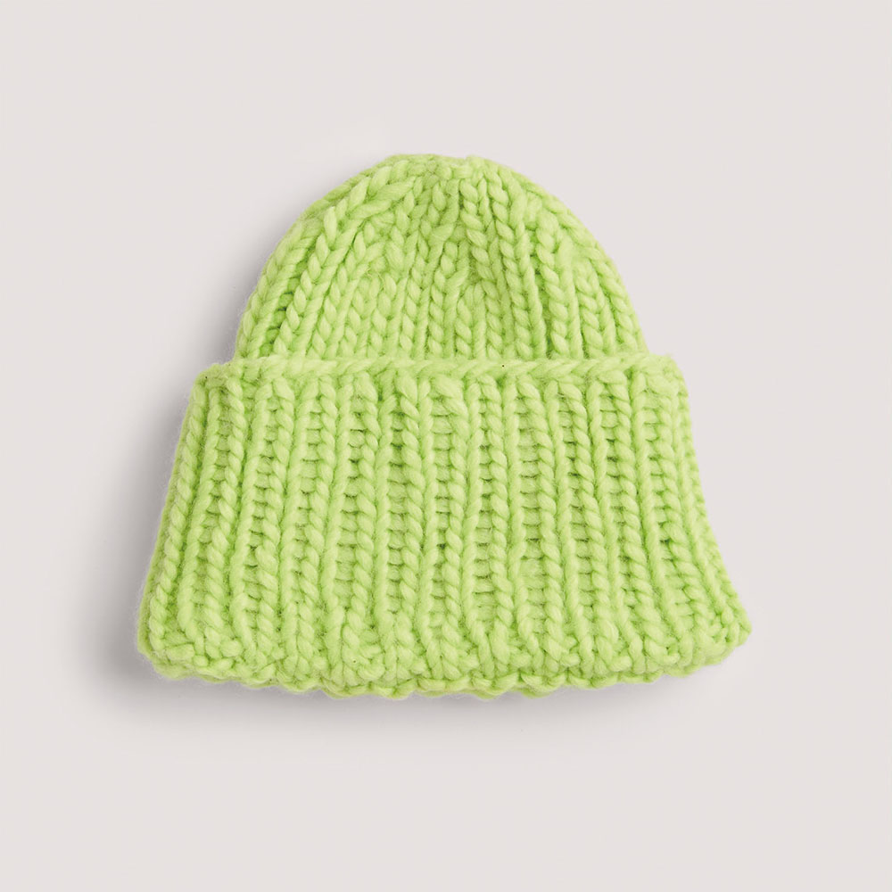 Neon-Gelbe Mütze auf grauem Hintergrund – zum Strickset