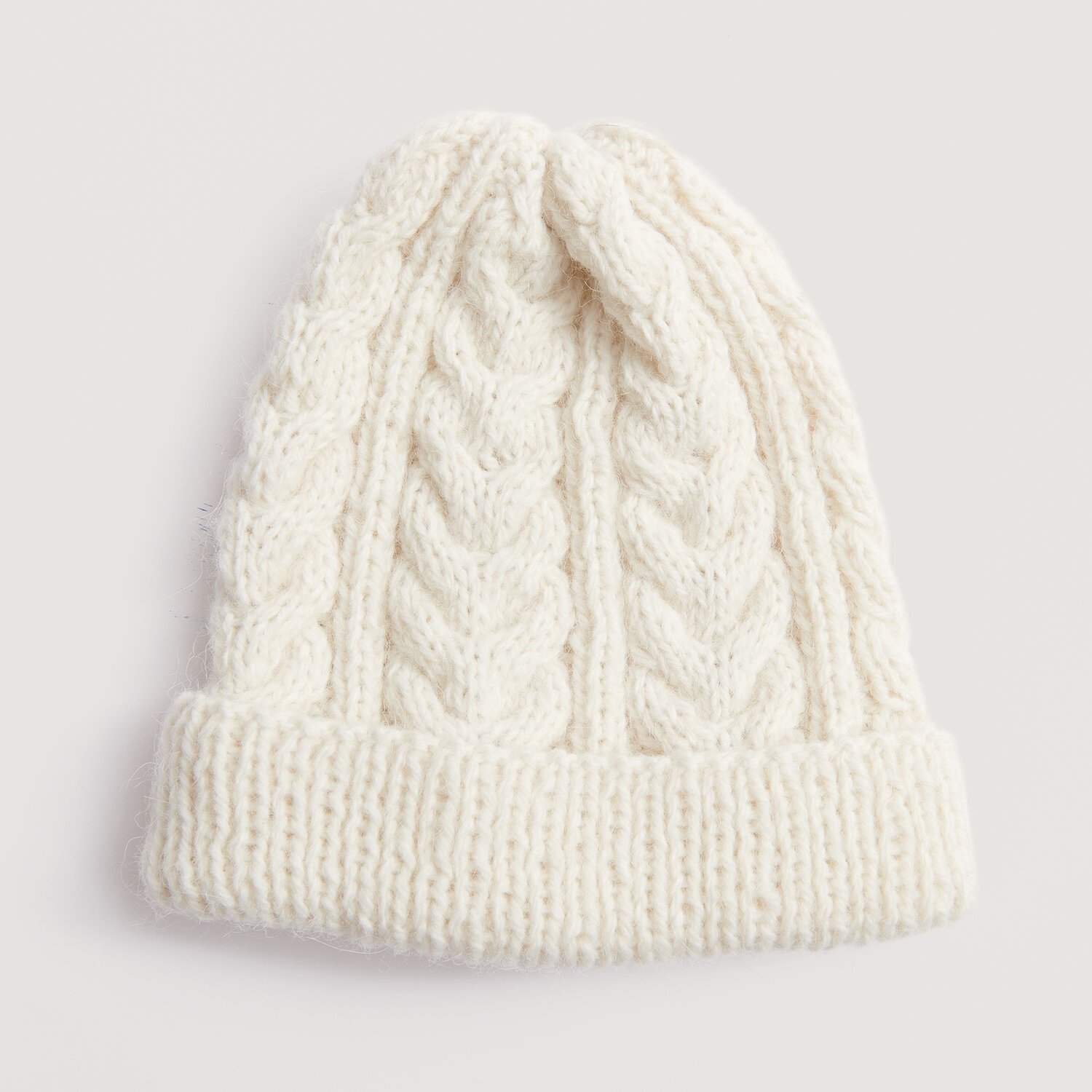 Strickset Mütze Modell 02: Weiche, cremefarbene Mütze mit Zopfmuster aus Die Neue Masche No. 10.
