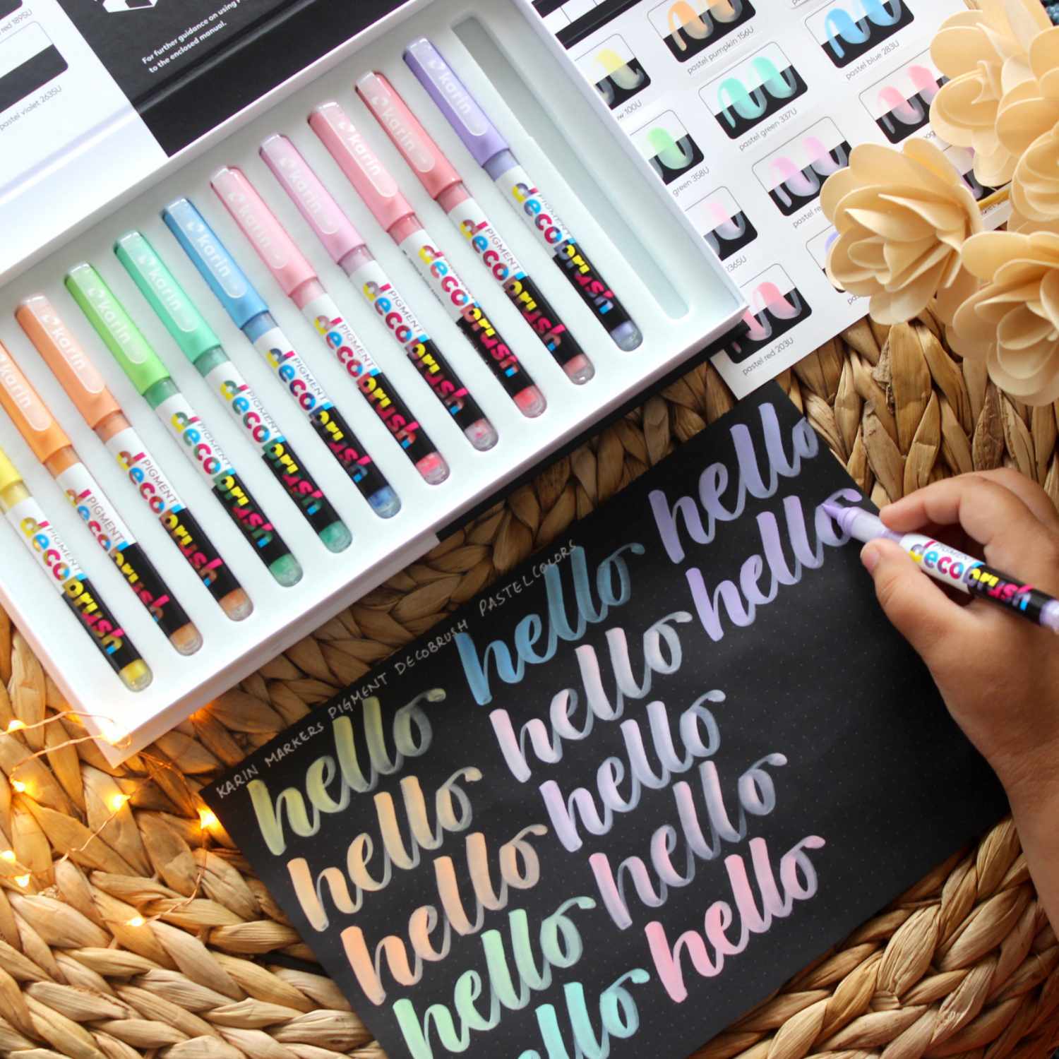 PIGMENT Deco Brush Marker Pastel Colors Set mit 12 Farben von karin, auf schwarzem Papier verwendet.