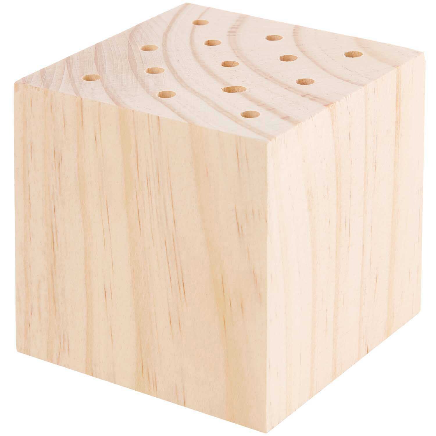 Holzständer für Trockenblumen 8x8x8cm von Rico Design. Würfelförmiger Ständer mit Löchern, ideal für kreative Dekorationen.