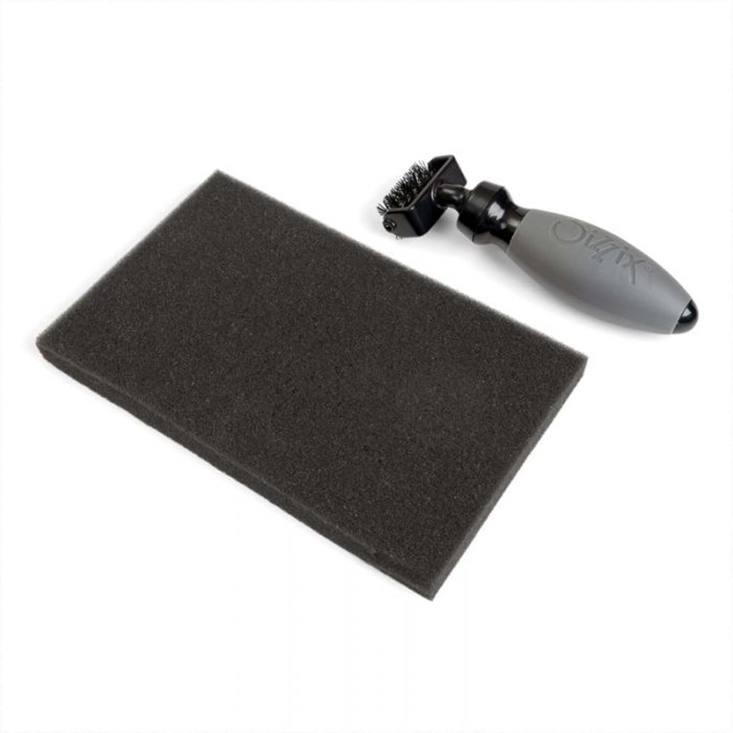 Brush & Foam Pad von Sizzix: Schwarze Schaumstoffmatte mit ergonomischer Bürste für präzises Basteln.